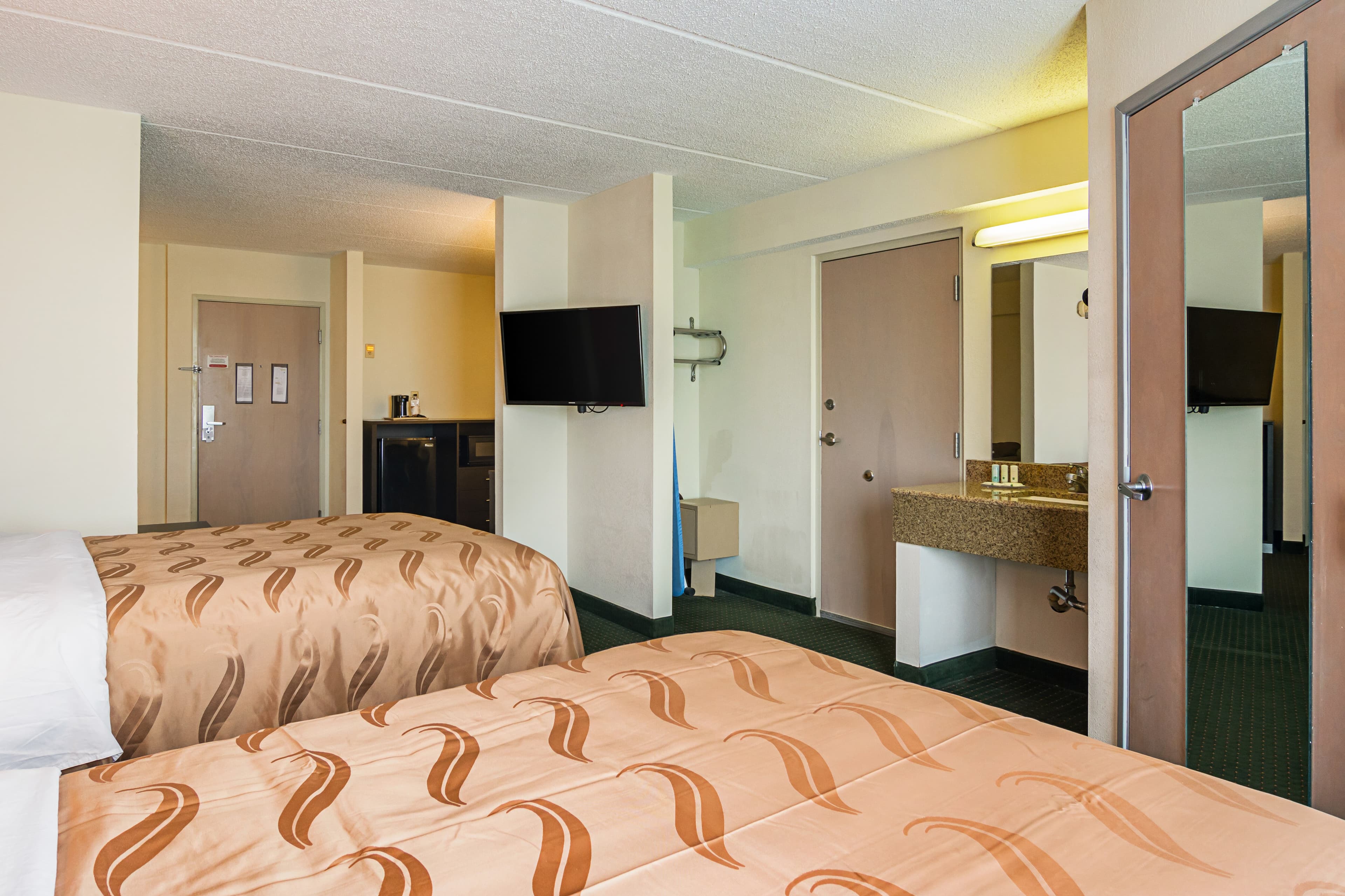 Quality Suites Atlanta Airport East — 10
