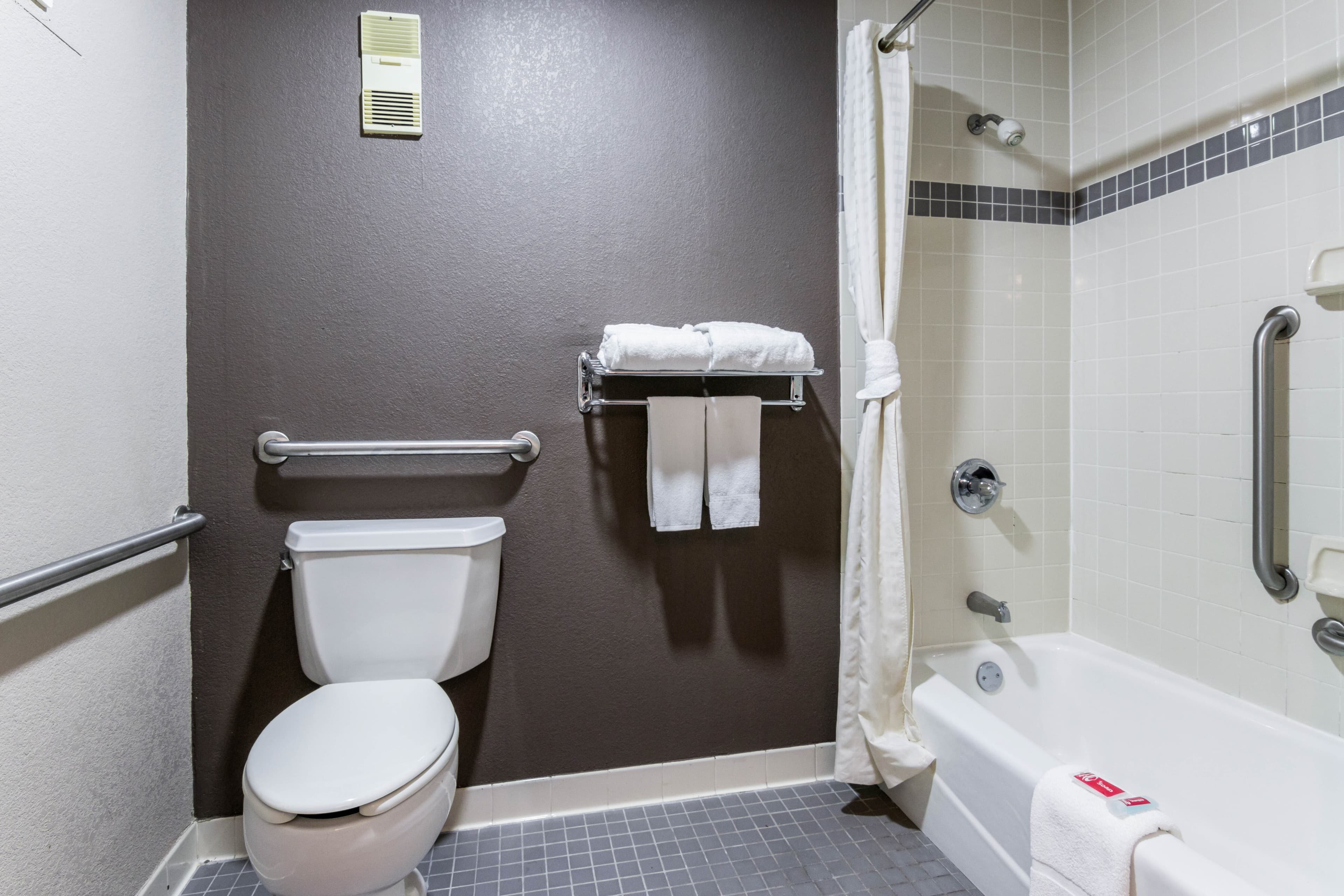 Econo Lodge Gainesville Downtown Area — 18