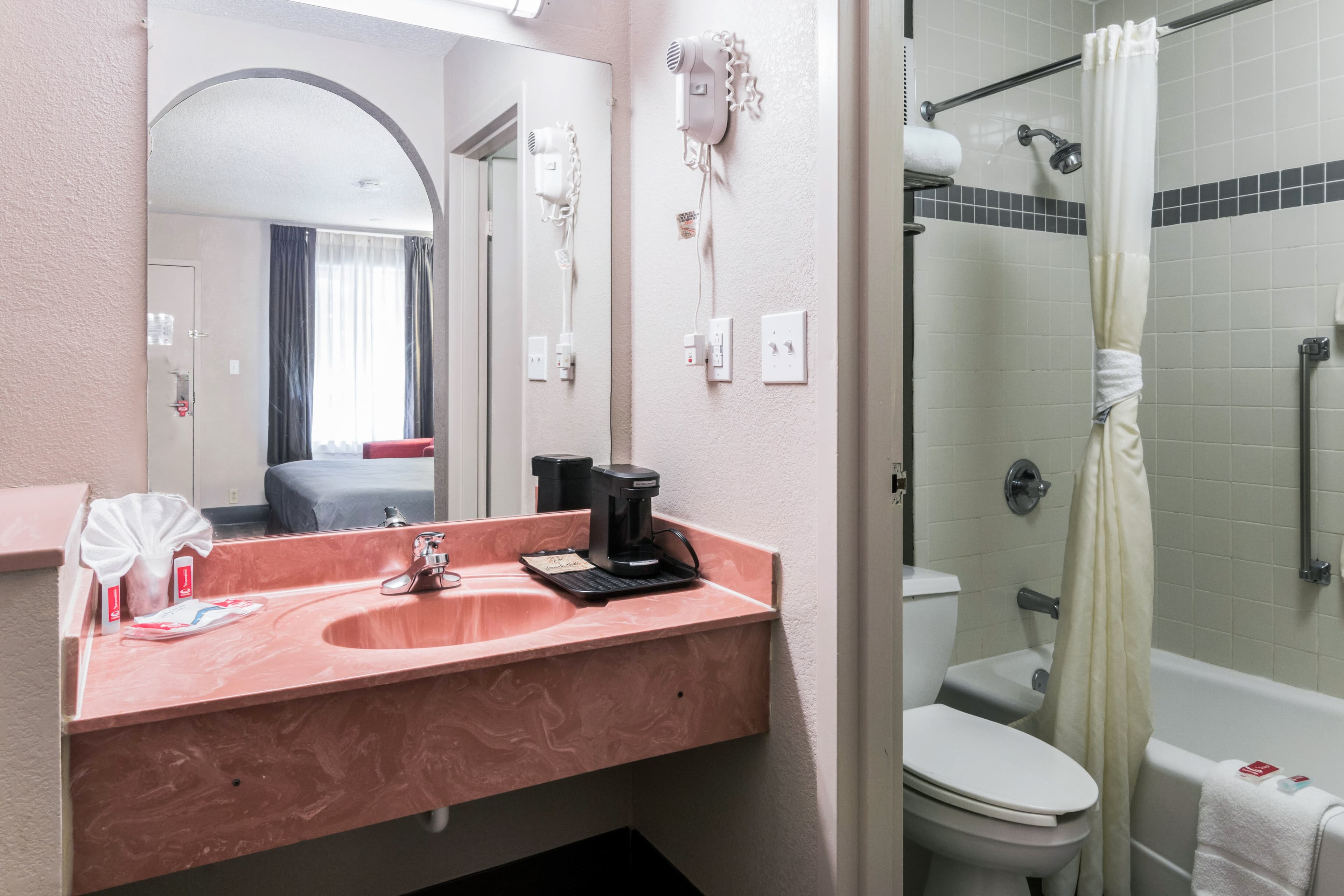 Econo Lodge Gainesville Downtown Area — 9
