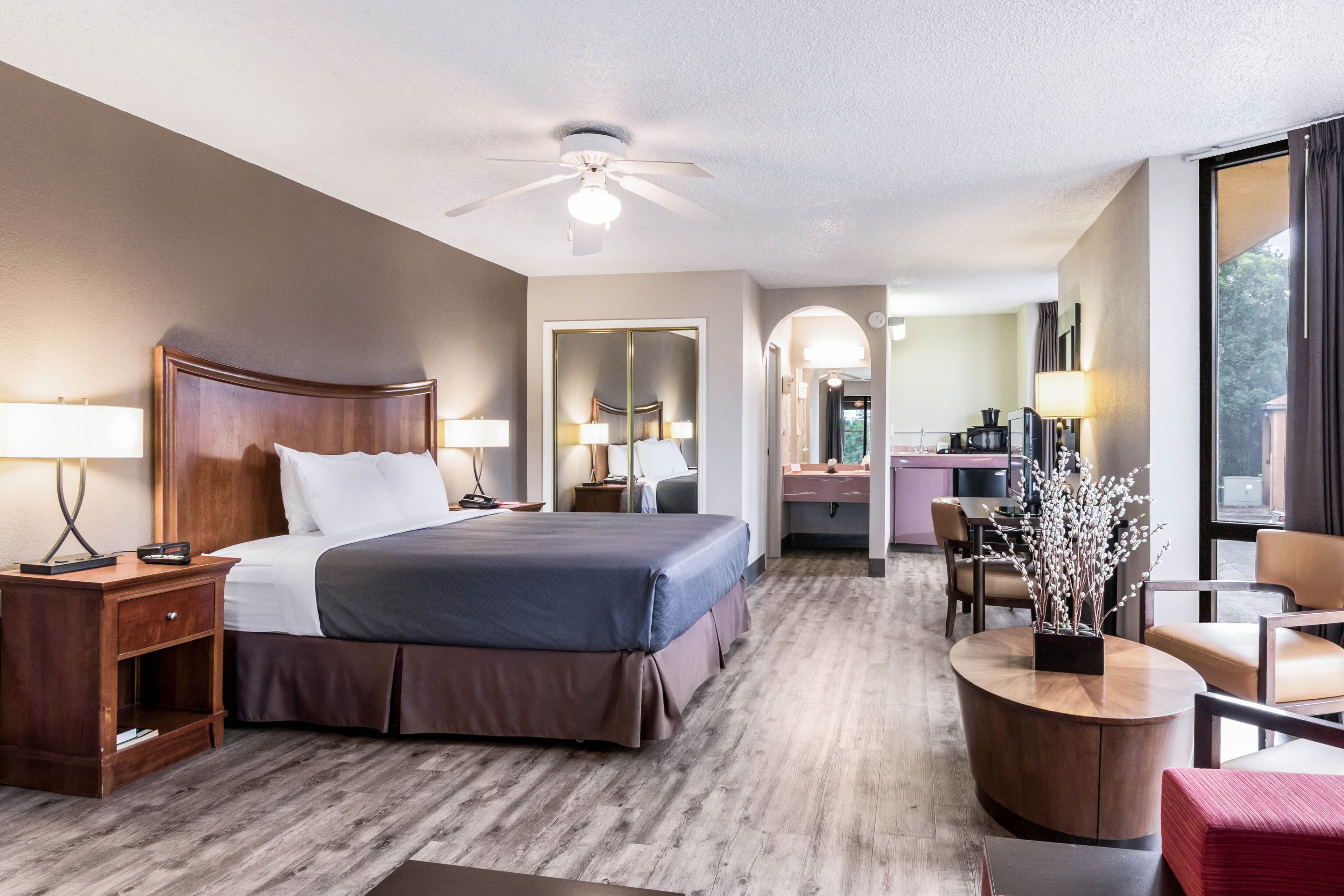 Econo Lodge Gainesville Downtown Area - Image 1