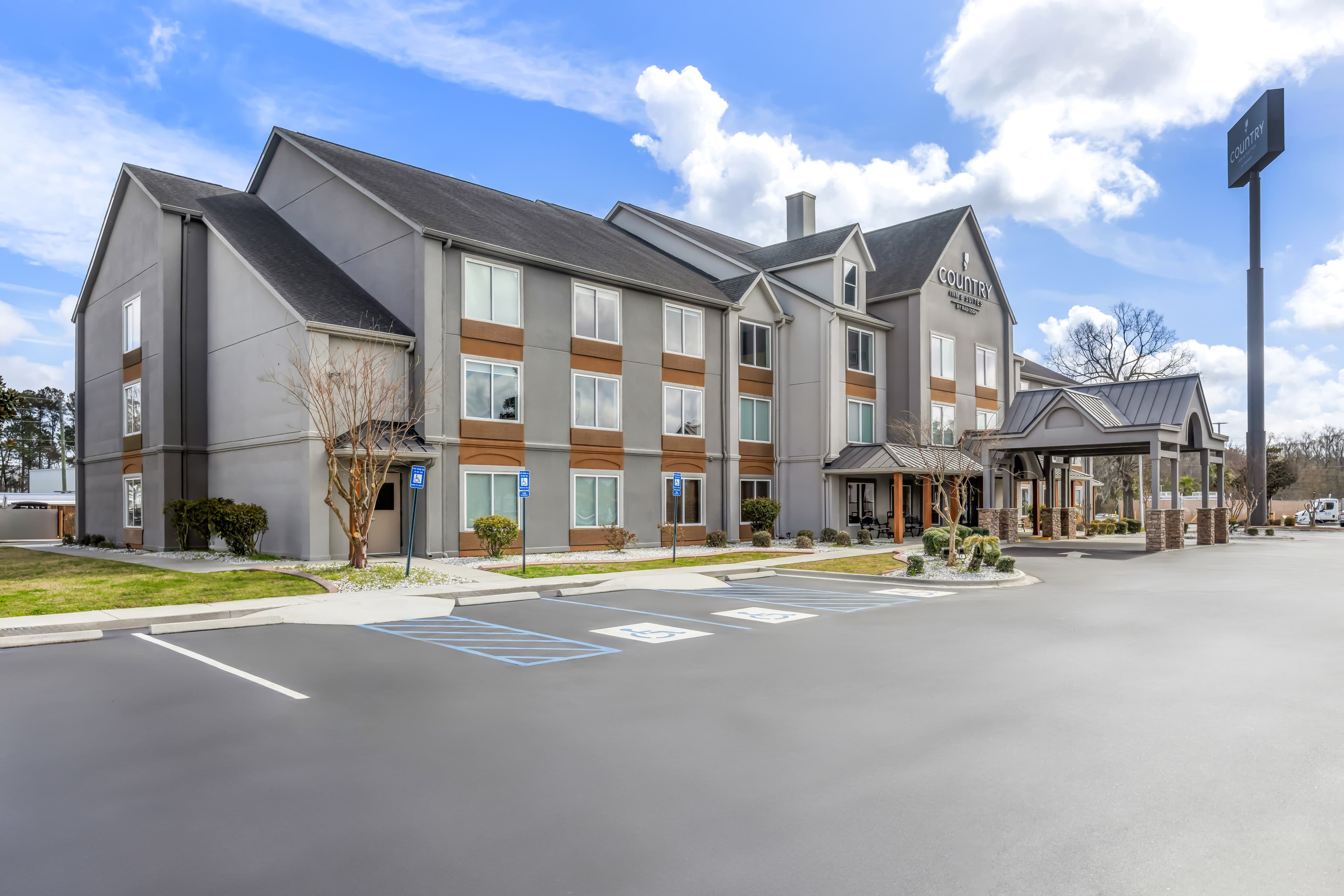 Country Inn & Suites by Radisson, Savannah I-95 North, GA - Image 1