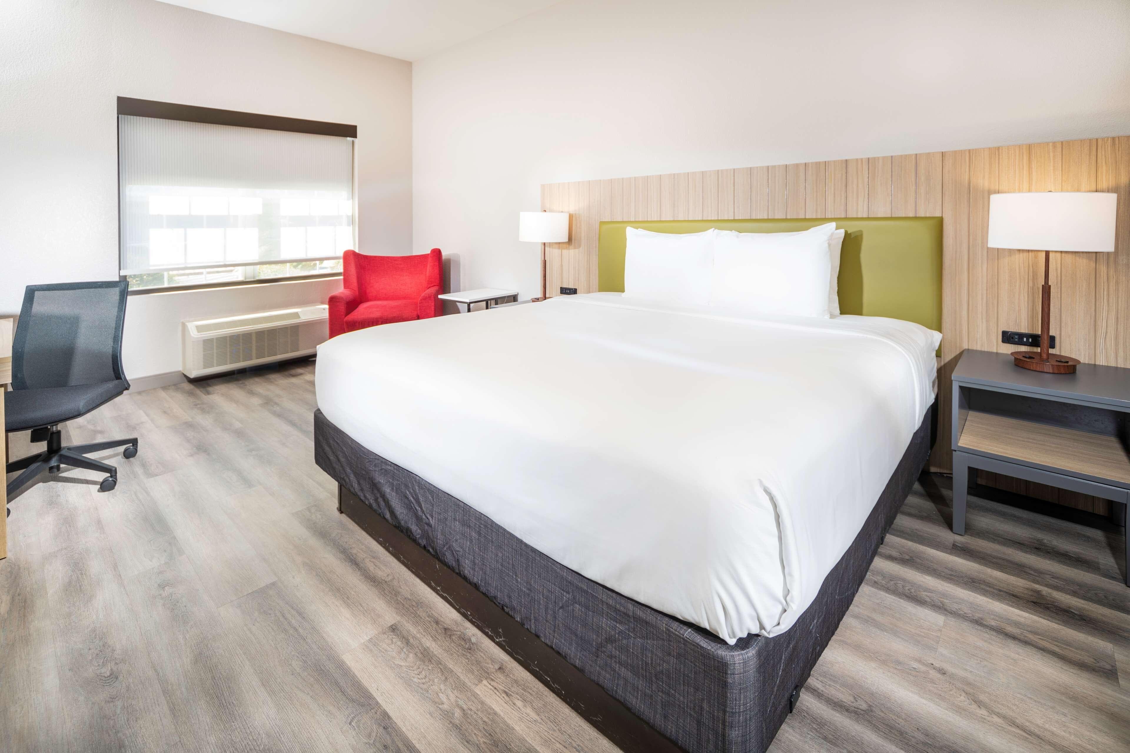 Country Inn & Suites by Radisson, Stone Mountain, GA — 2