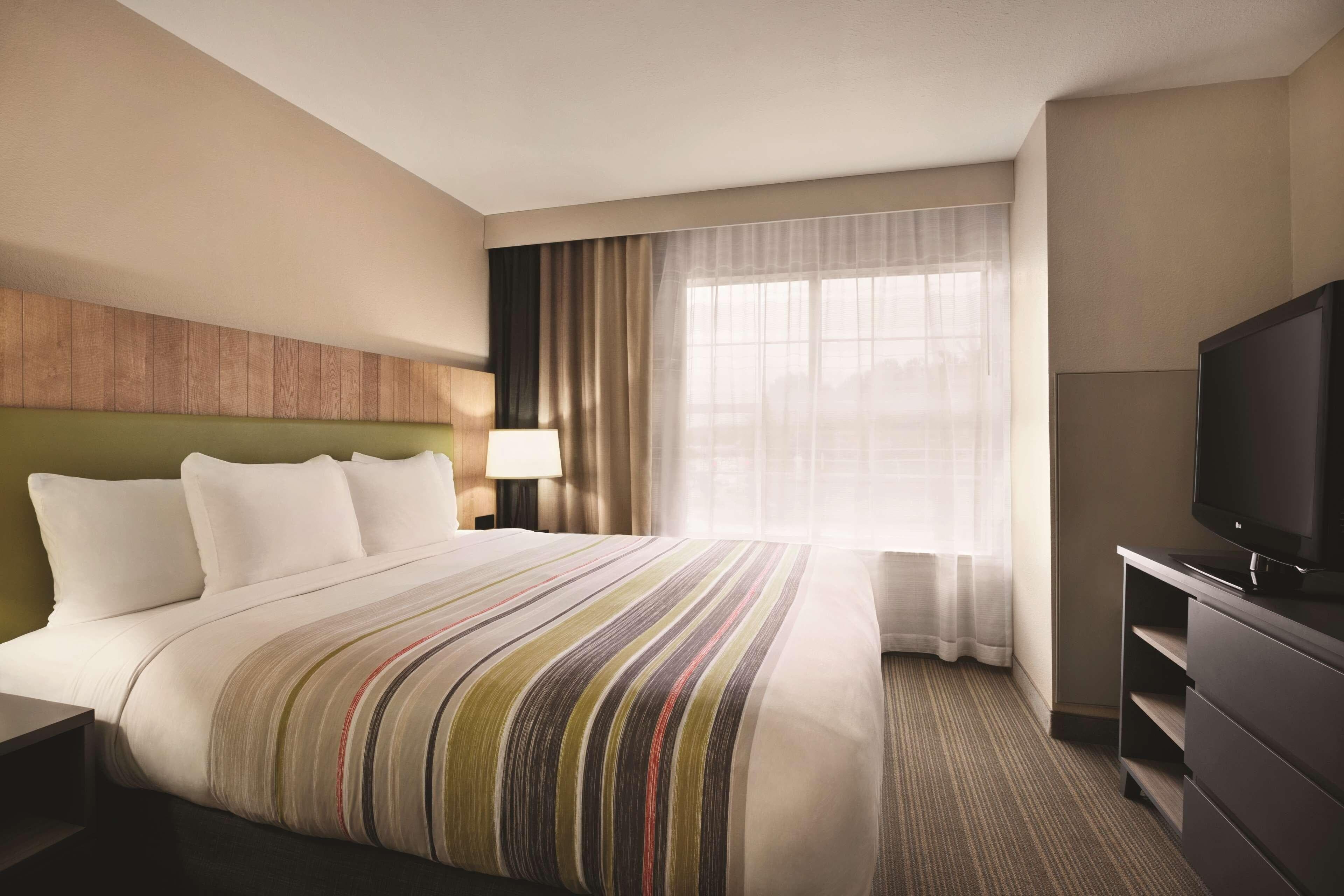 Country Inn & Suites by Radisson, Newnan, GA - Image 4