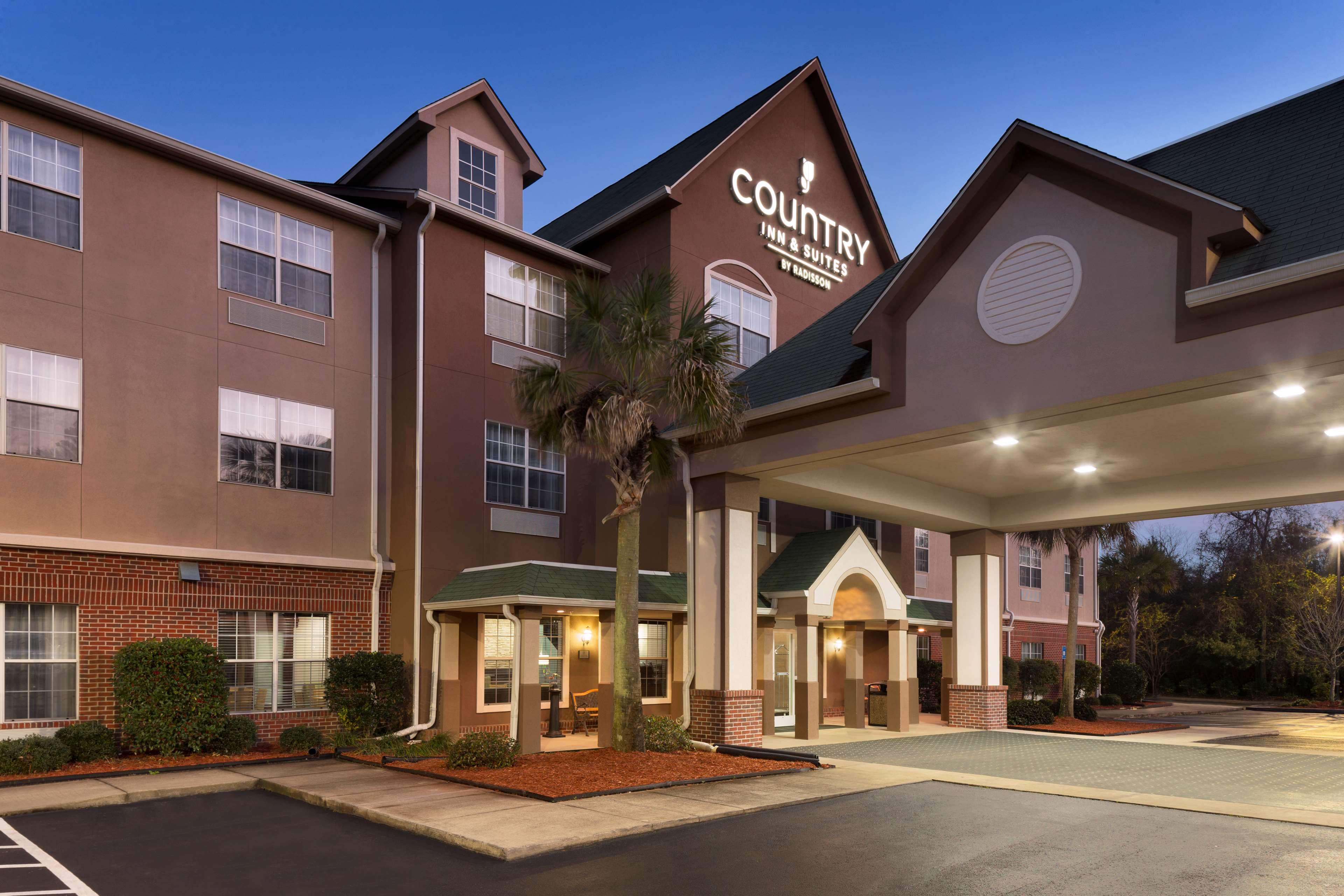 Country Inn & Suites by Radisson, Brunswick I-95, GA - Image 1