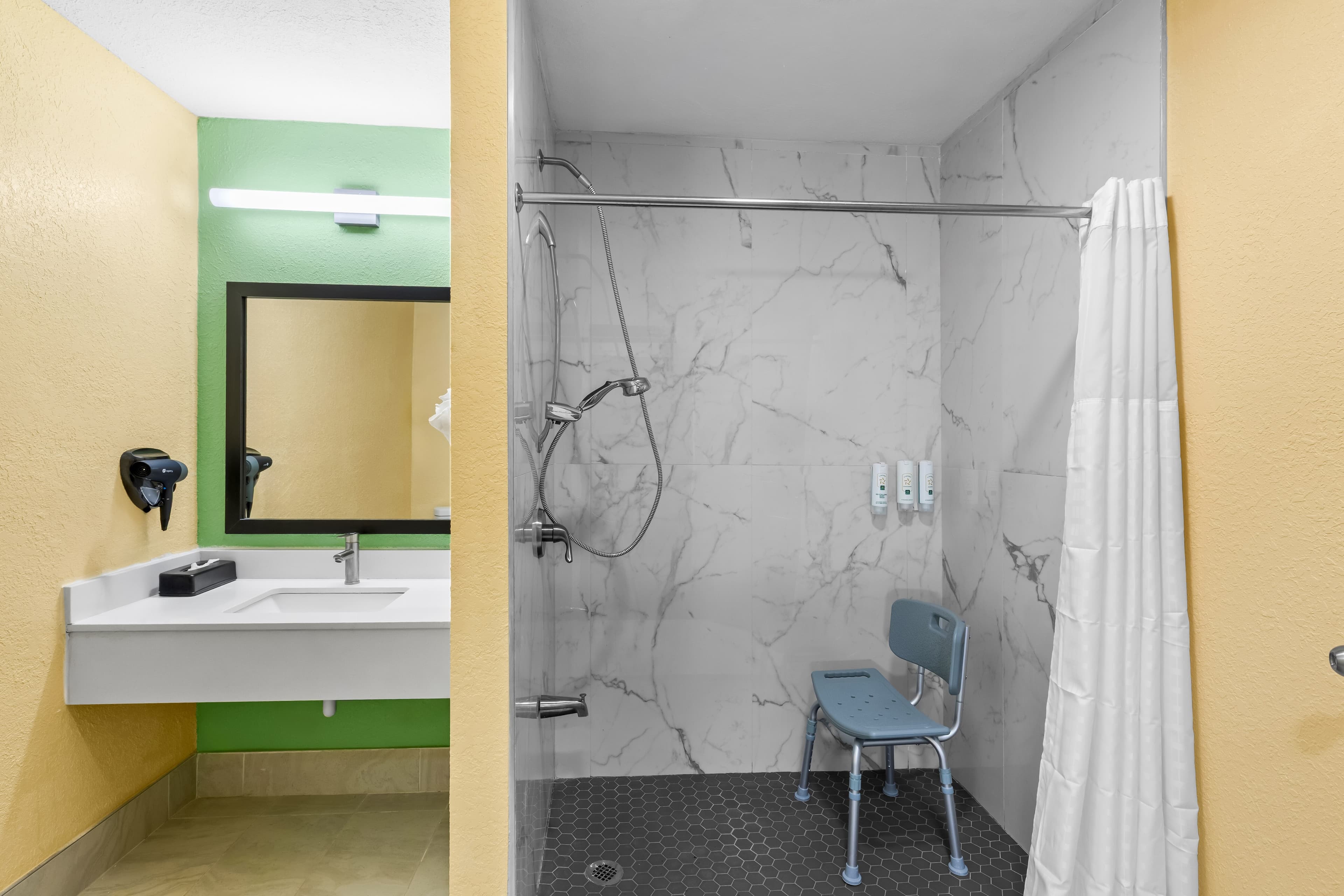 2 Queen Beds, Mobility Accessible - Image 5