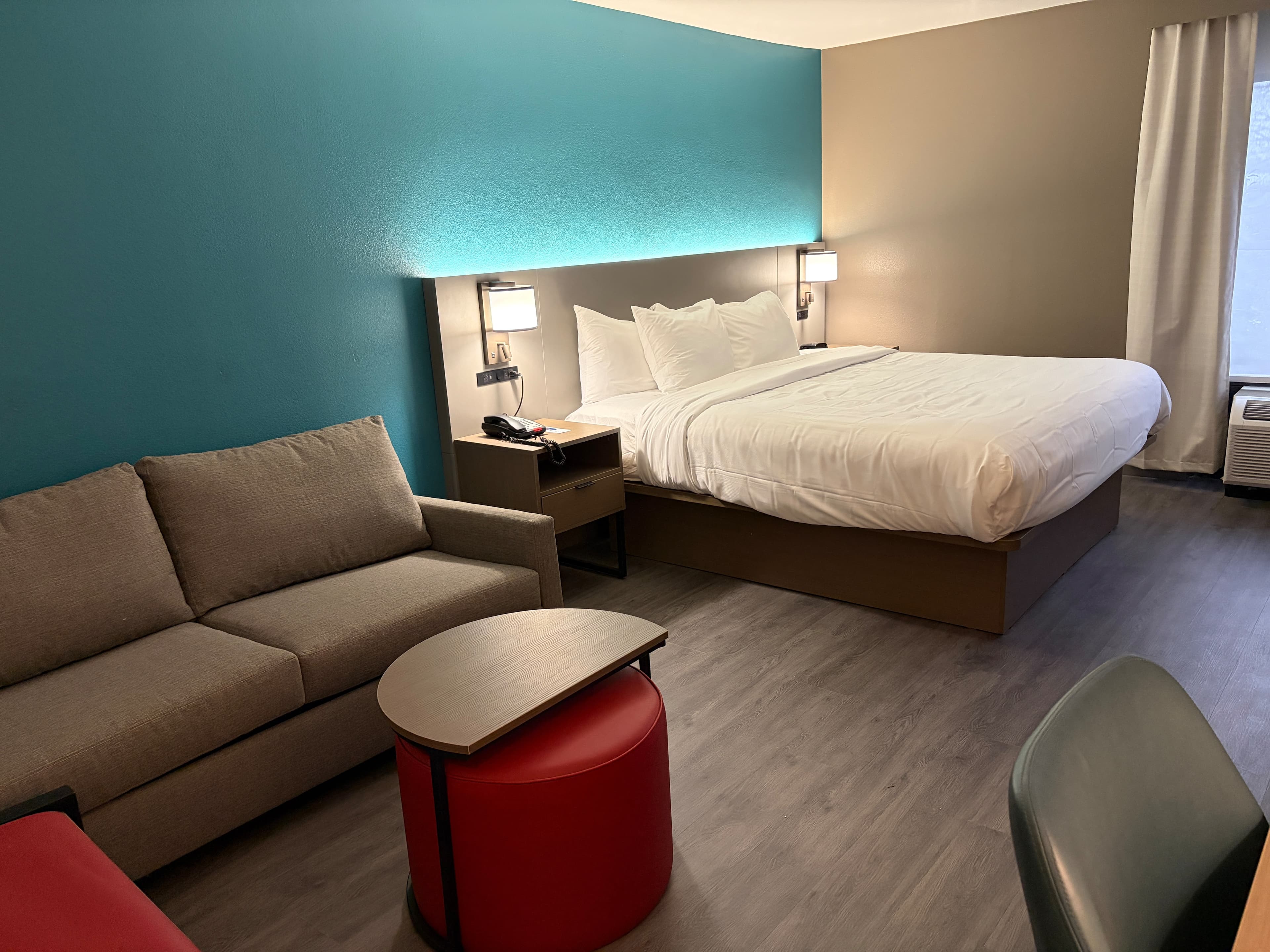 Comfort Inn & Suites - Image 2