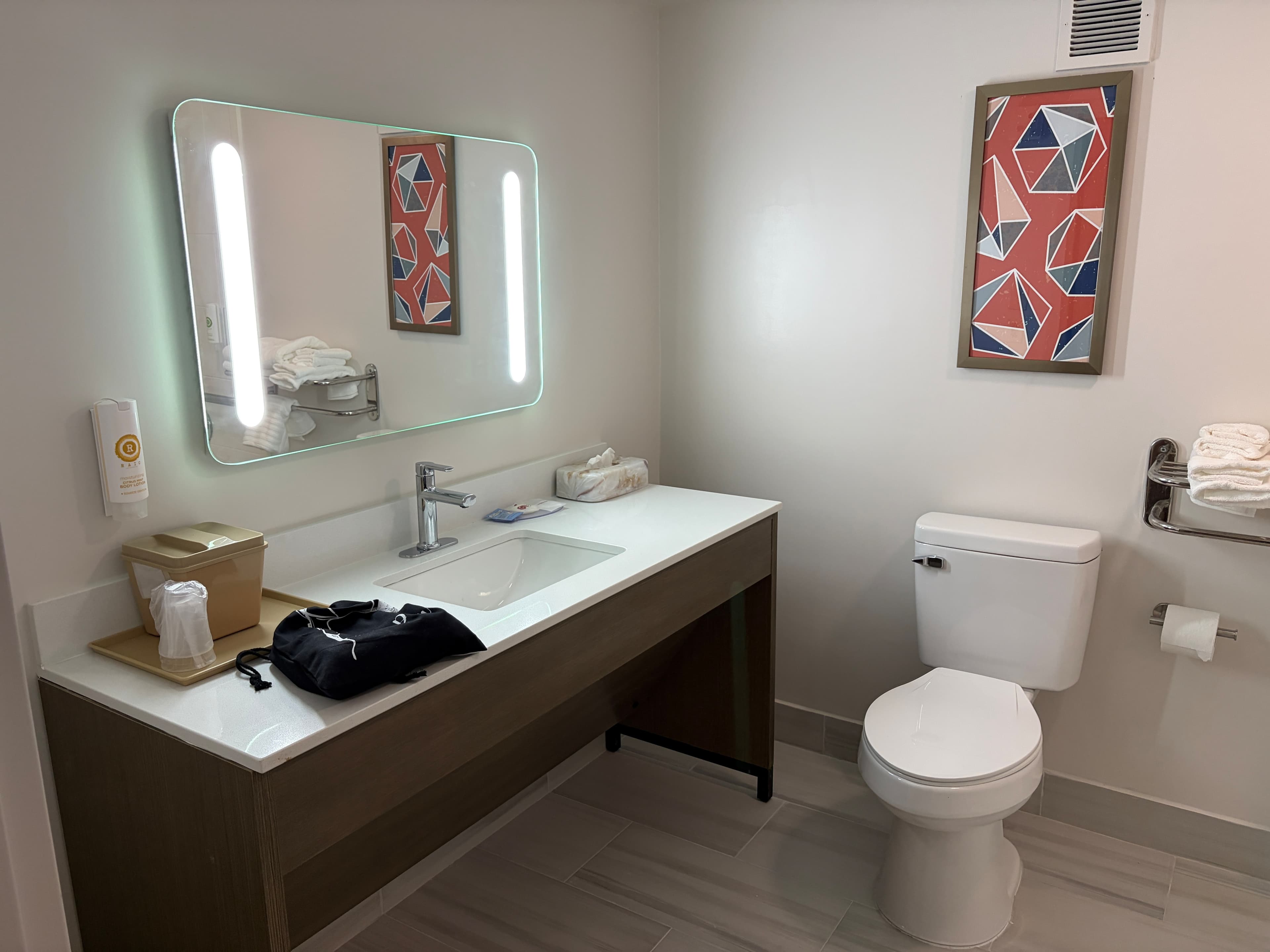 Comfort Inn & Suites - Image 5