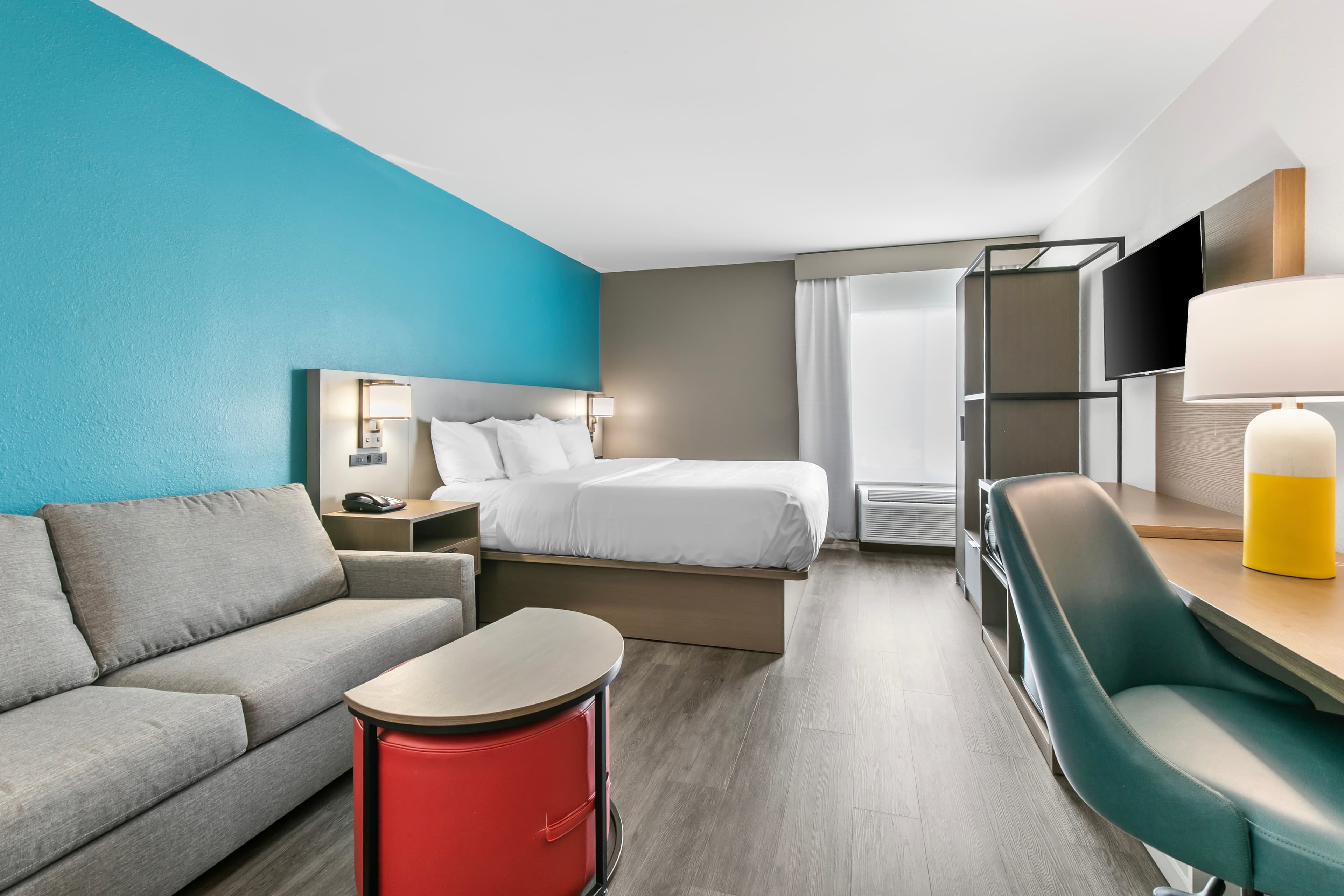 Comfort Inn & Suites - Image 2