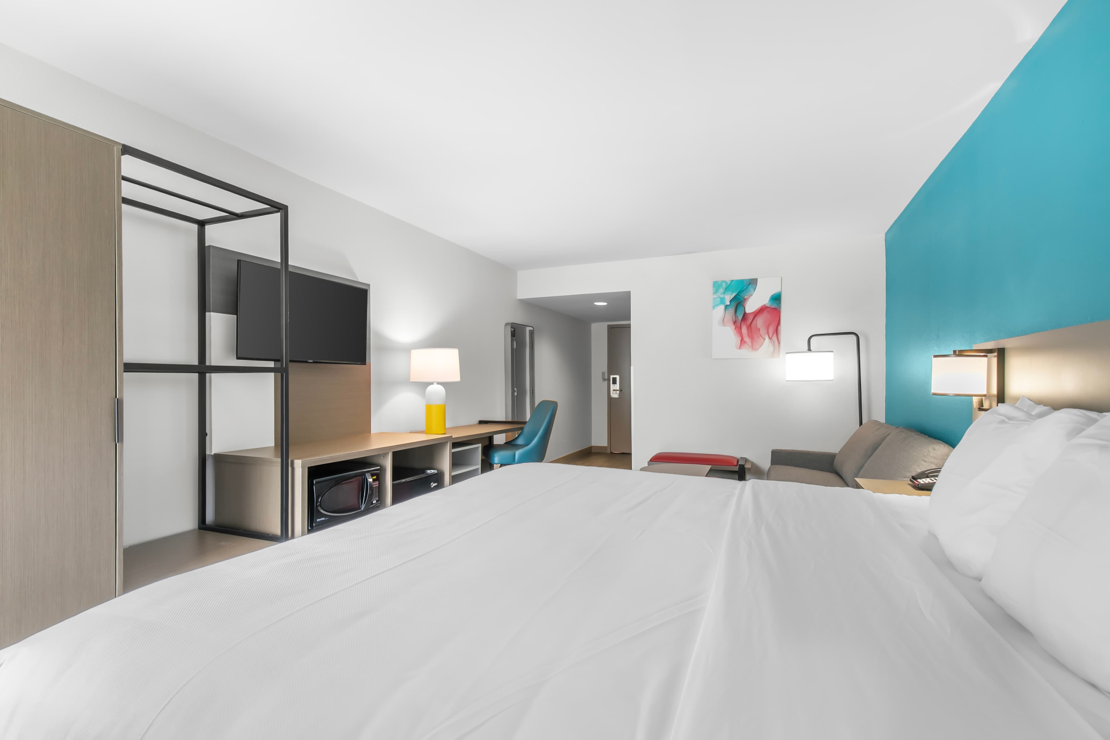 Comfort Inn & Suites - Image 4