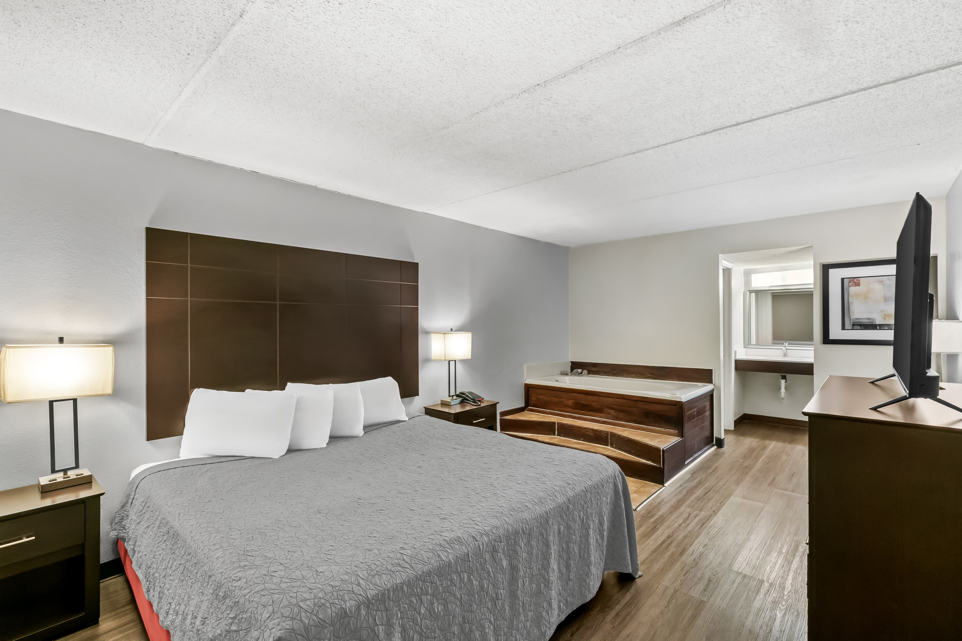 Econo Lodge Helen — 7