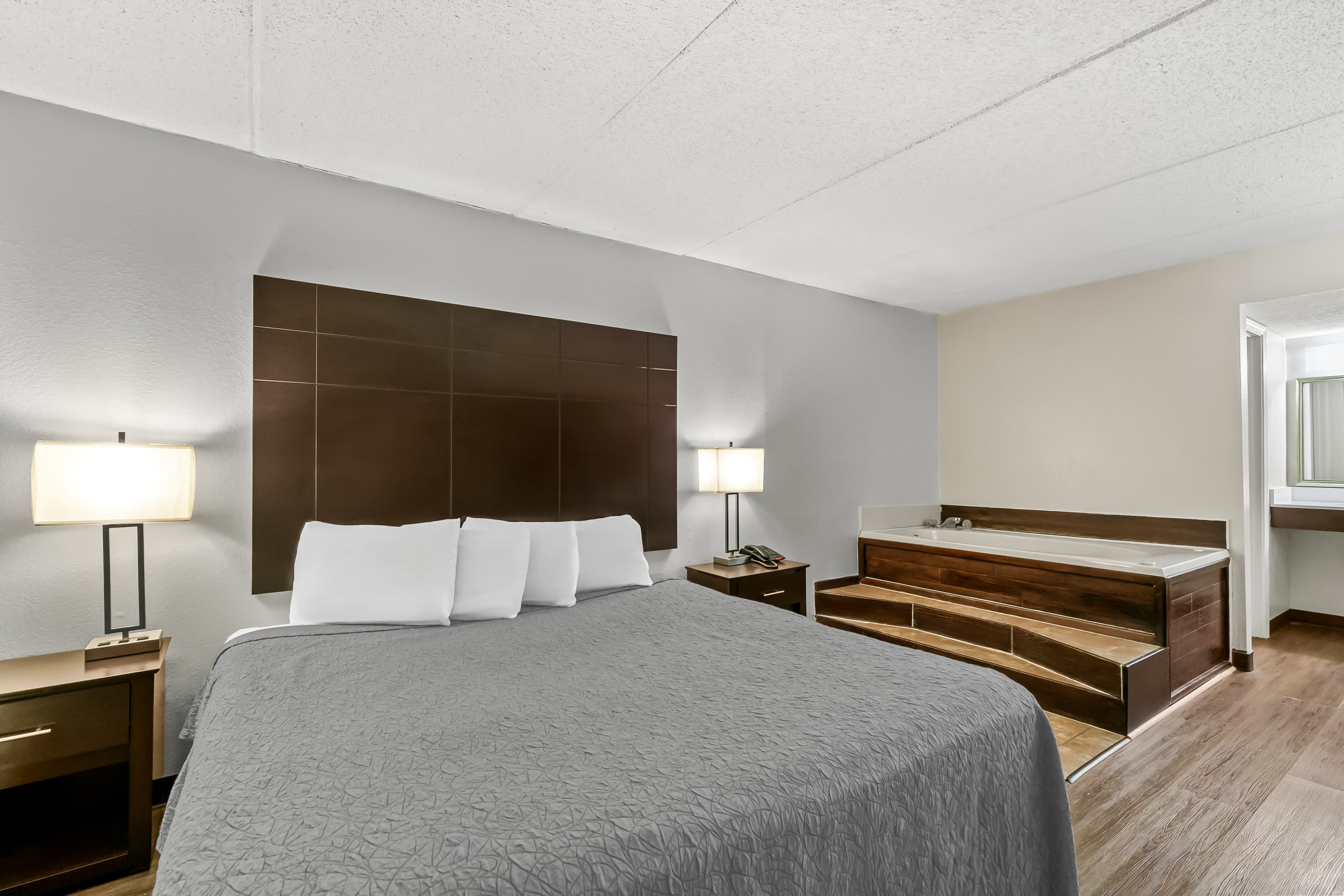 Econo Lodge Helen — 8