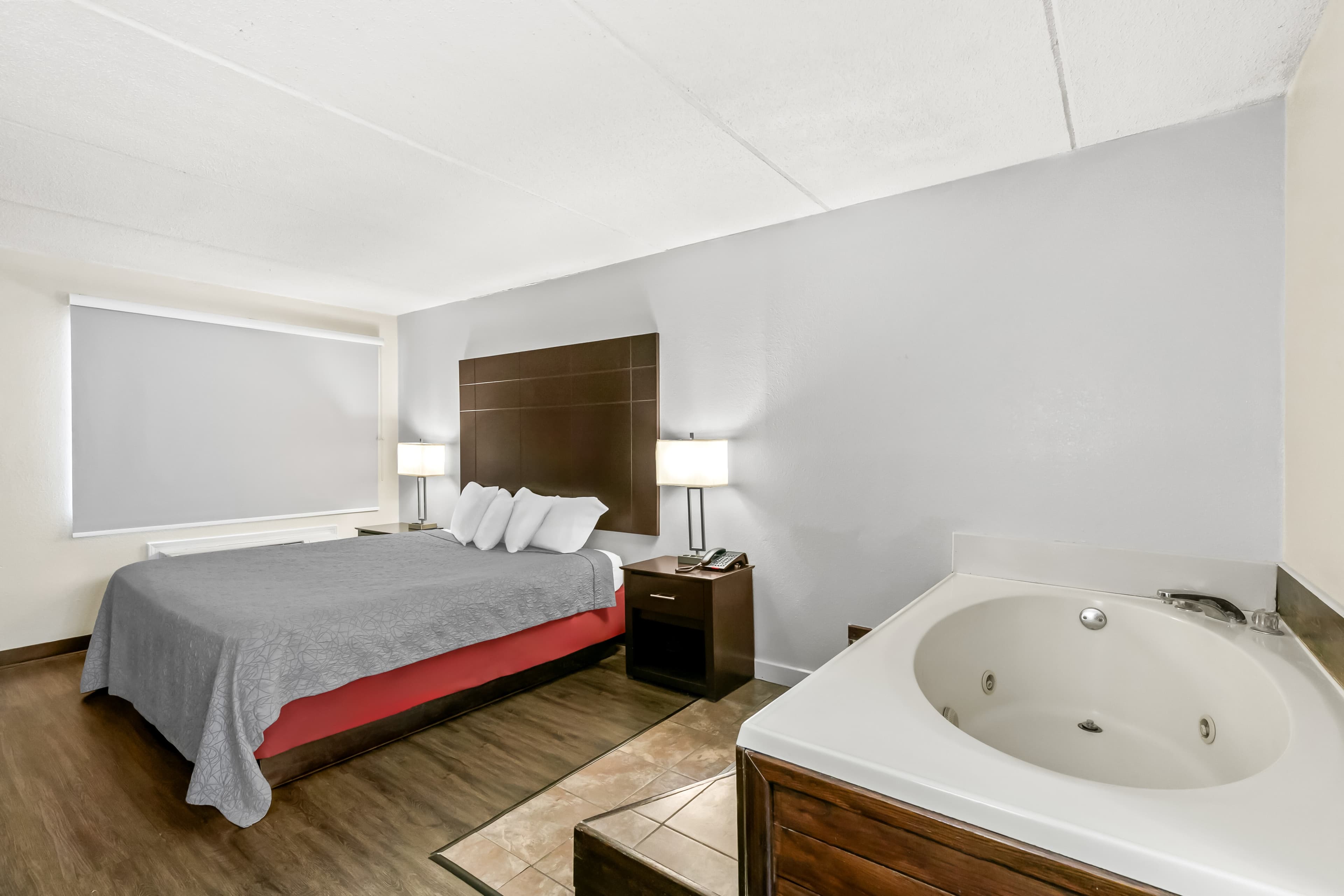 Econo Lodge Helen — 9