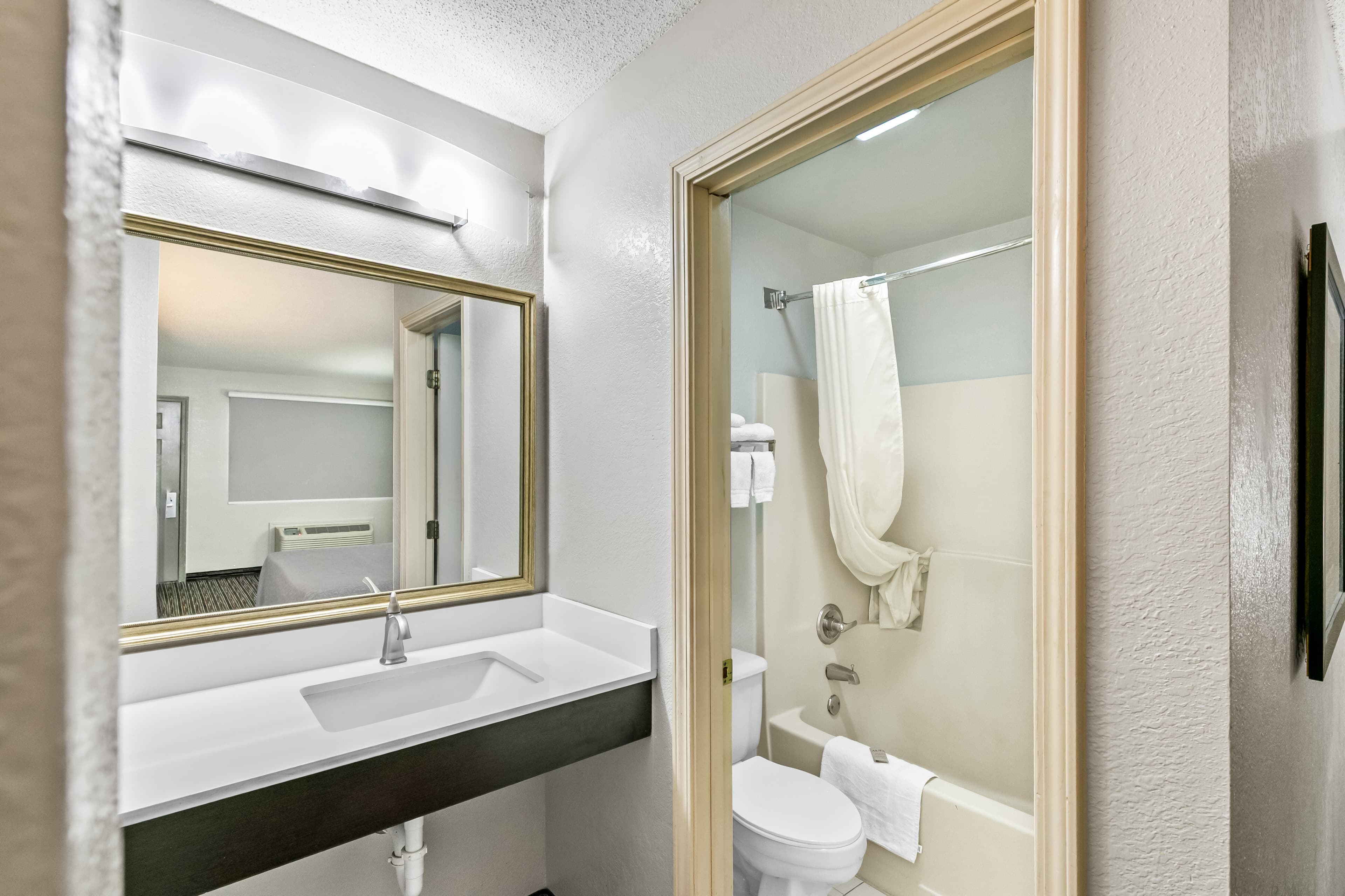 Econo Lodge Helen — 19