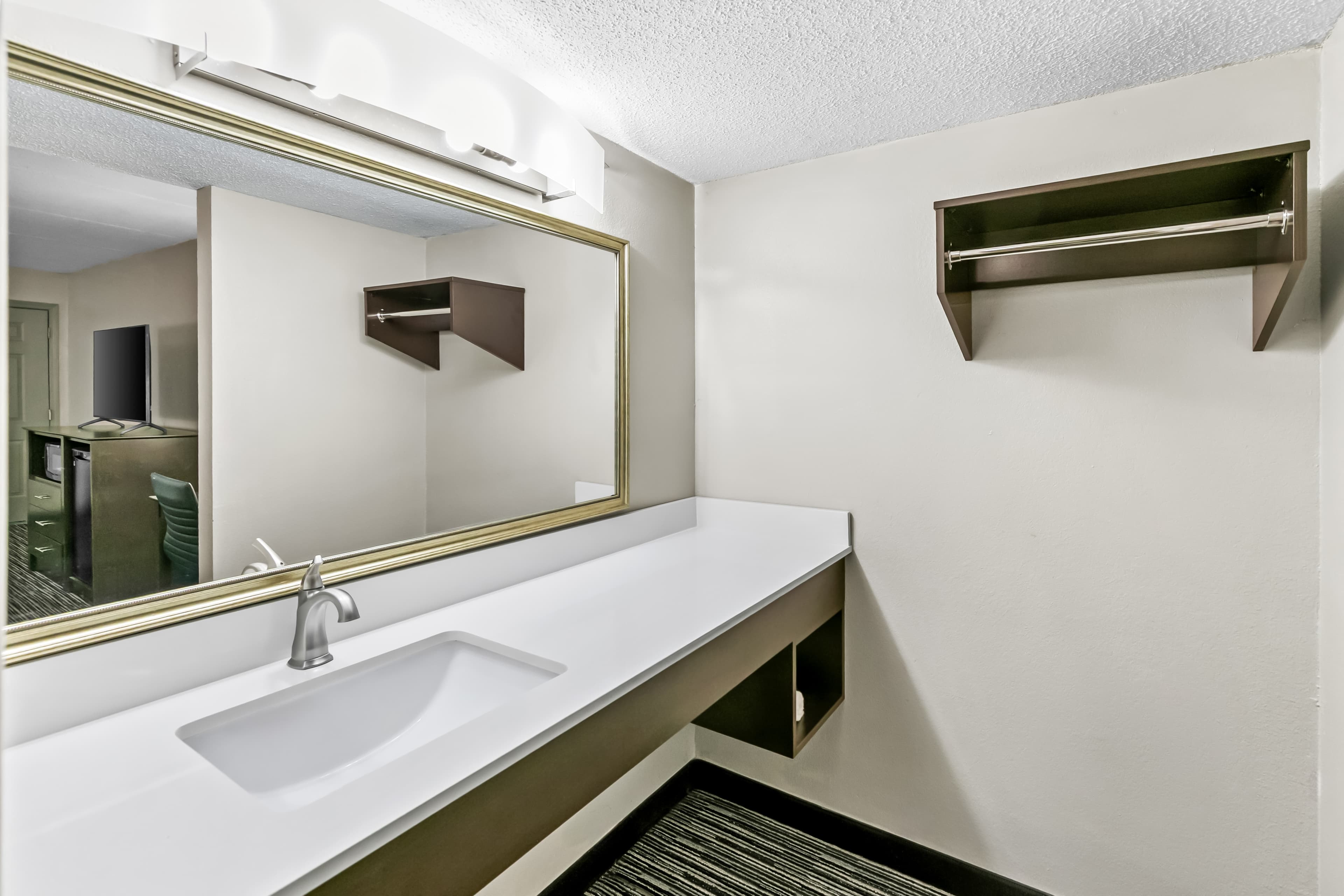Econo Lodge Helen — 24