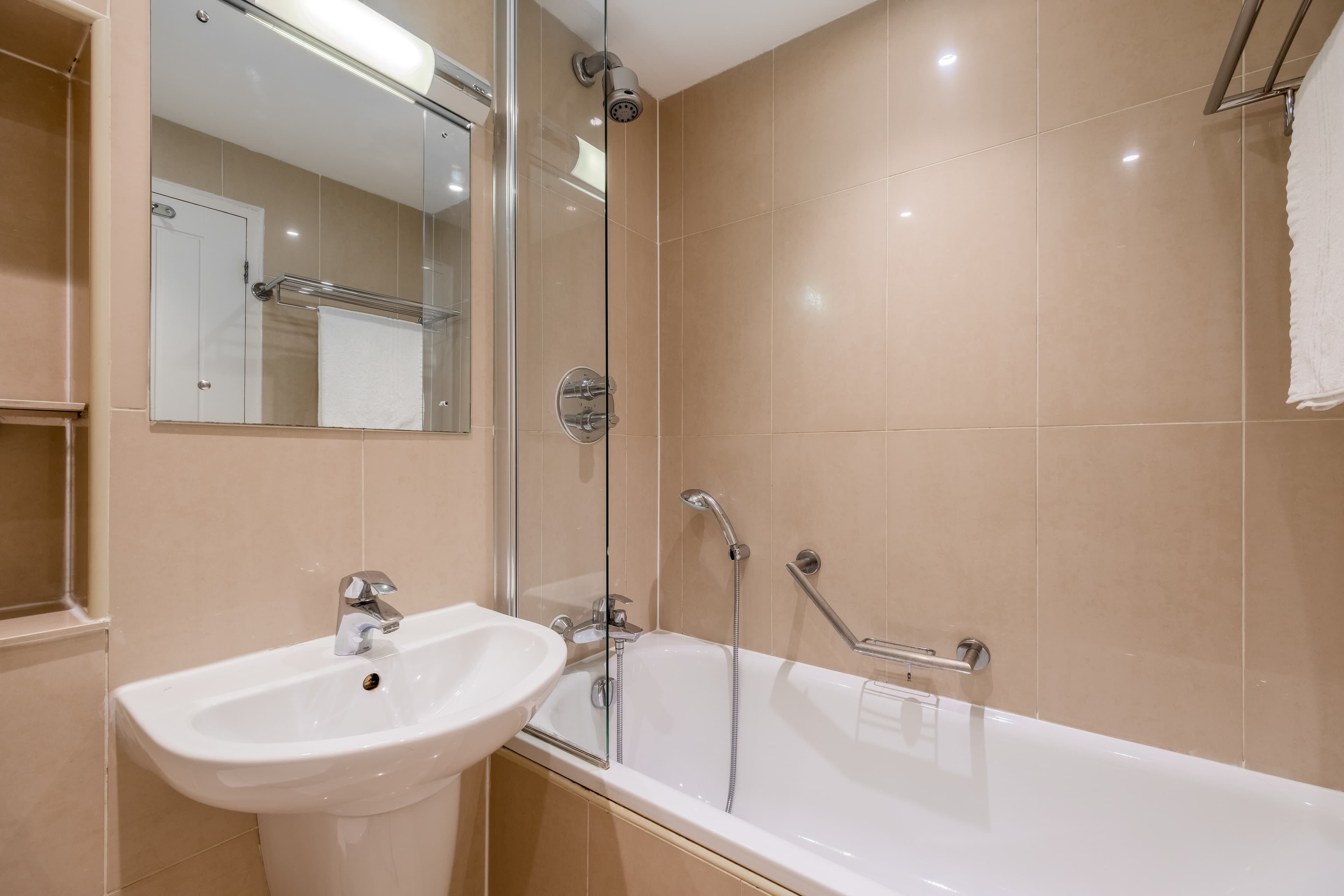 Quality Hotel Hampstead - Image 3