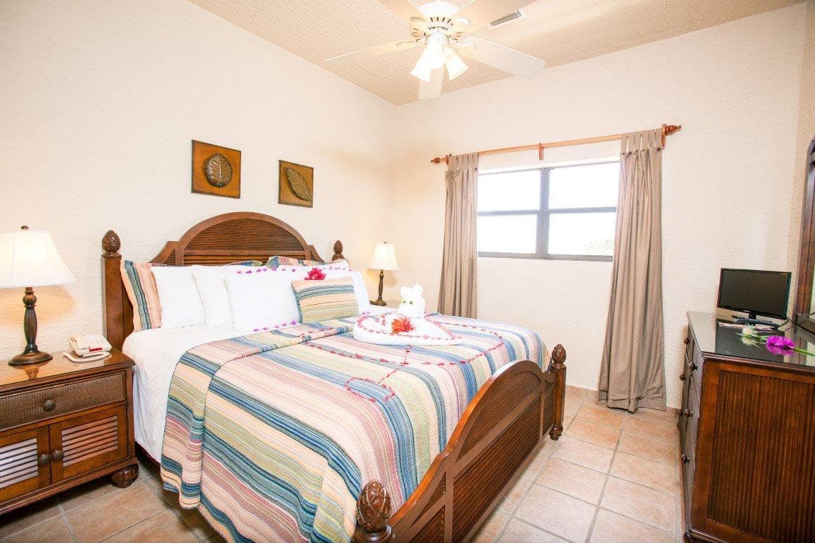 Clarion Suites Roatan at Pineapple Villas - Image 2