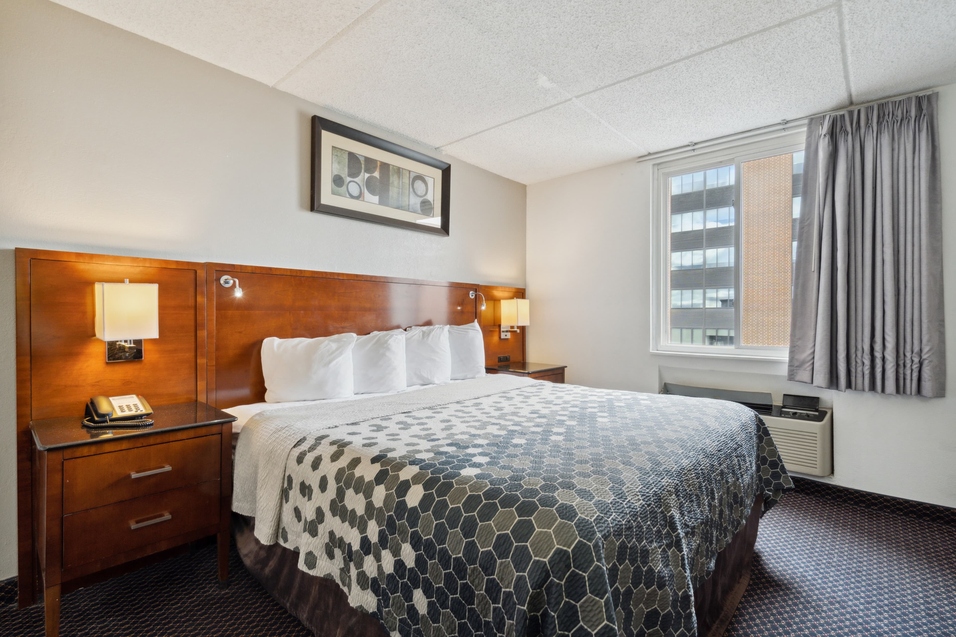 Econo Lodge Inn & Suites Waterloo Downtown - Image 3