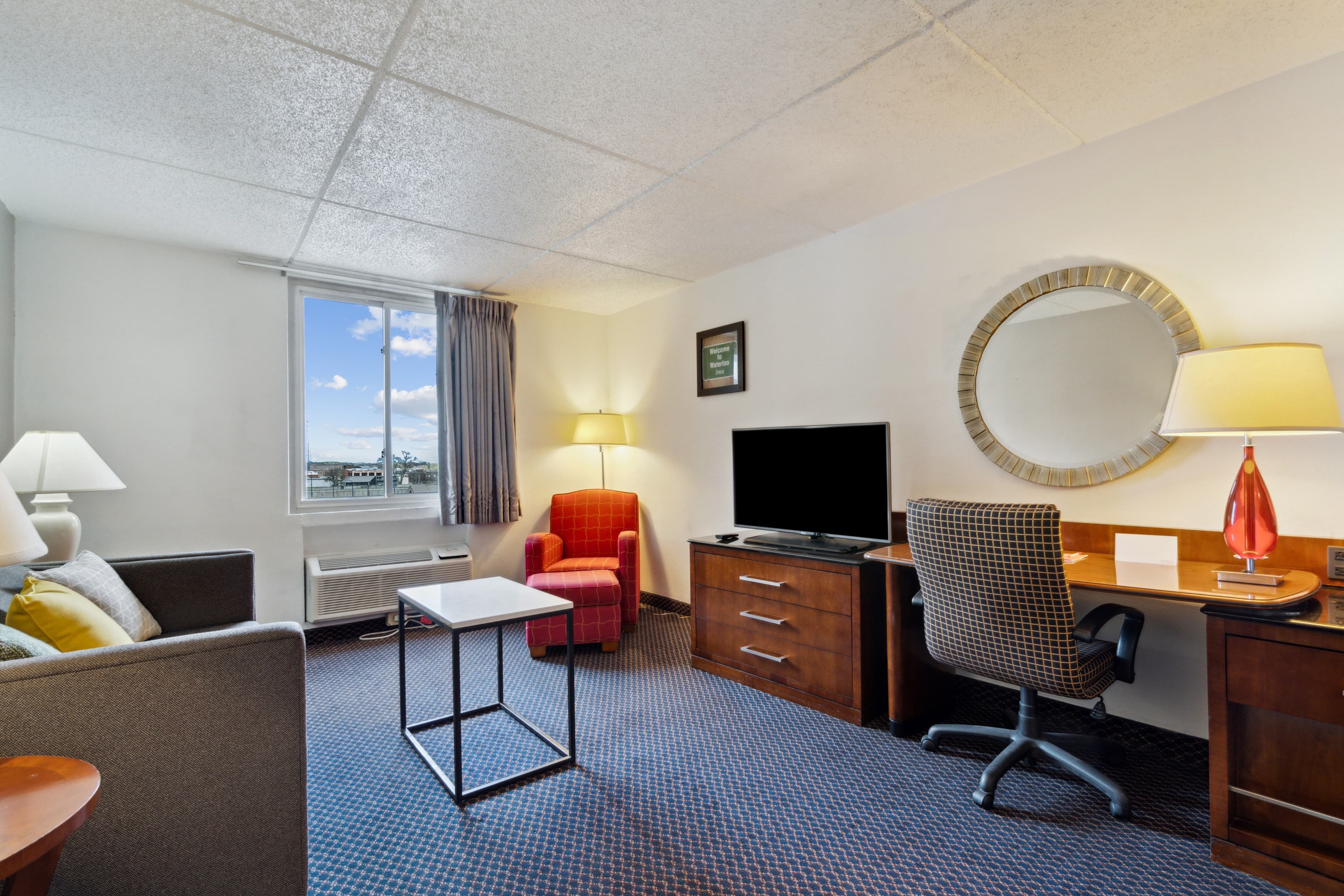 Econo Lodge Inn & Suites Waterloo Downtown - Image 4