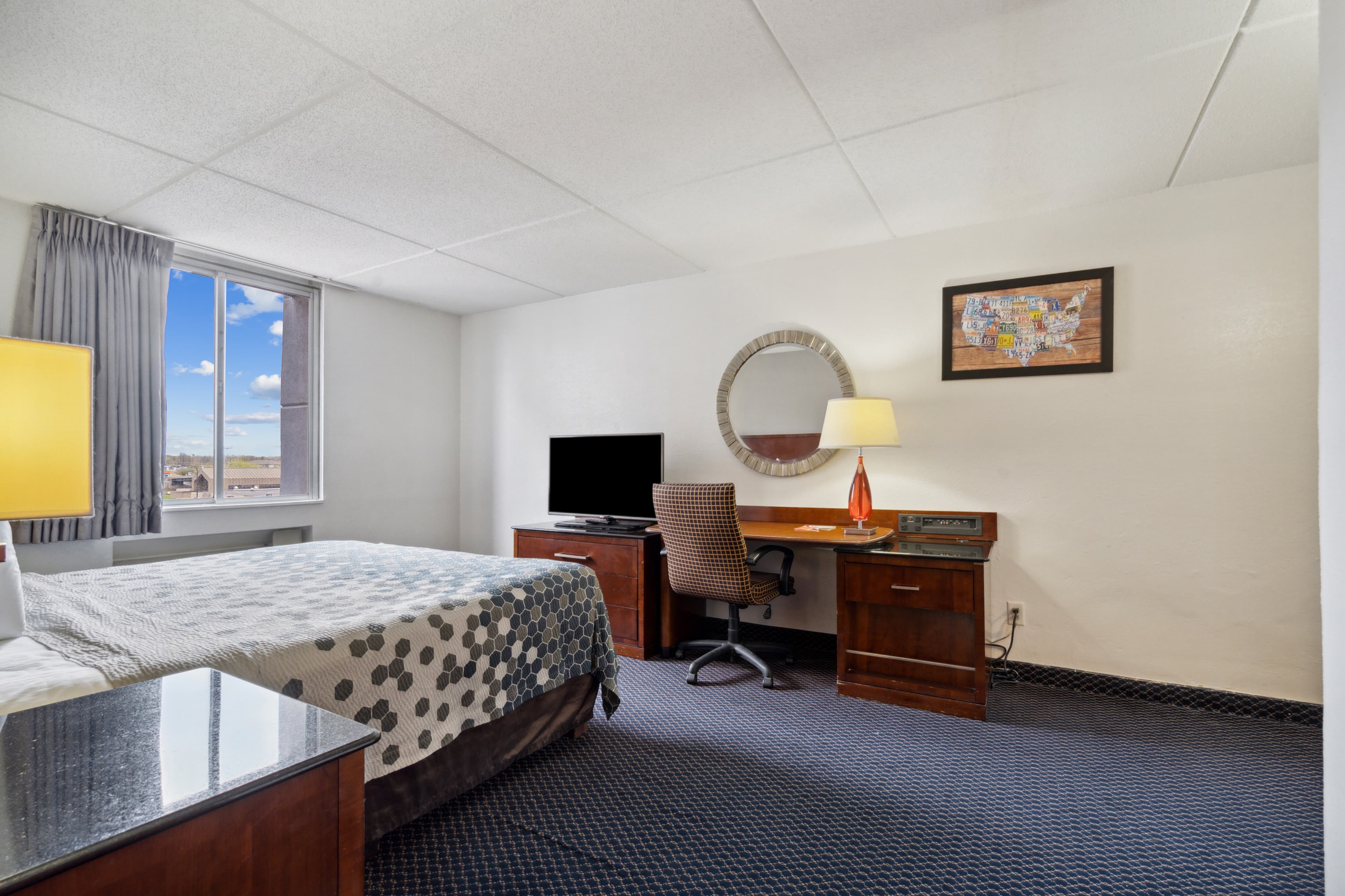 Econo Lodge Inn & Suites Waterloo Downtown - Image 2