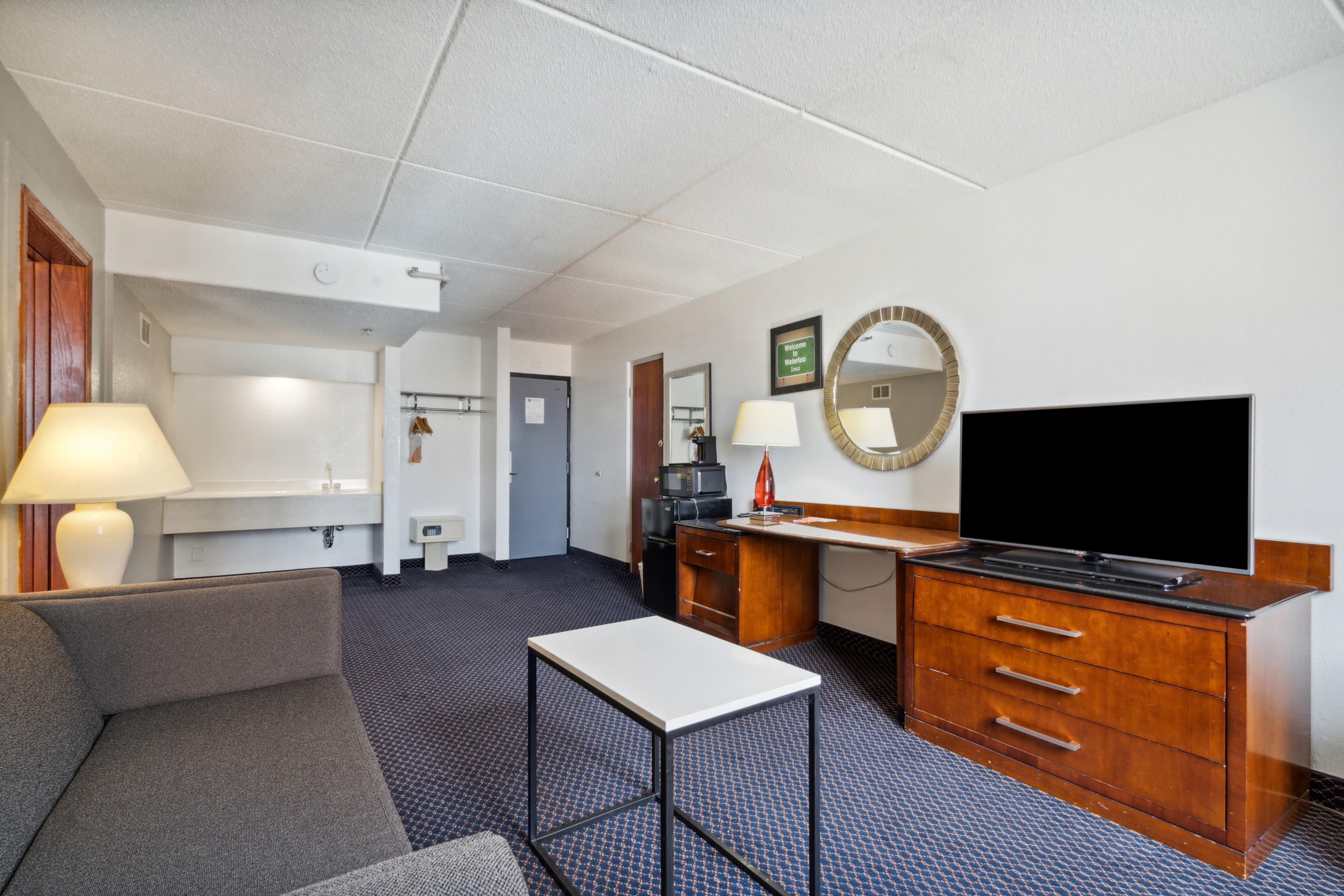 Econo Lodge Inn & Suites Waterloo Downtown - Image 5