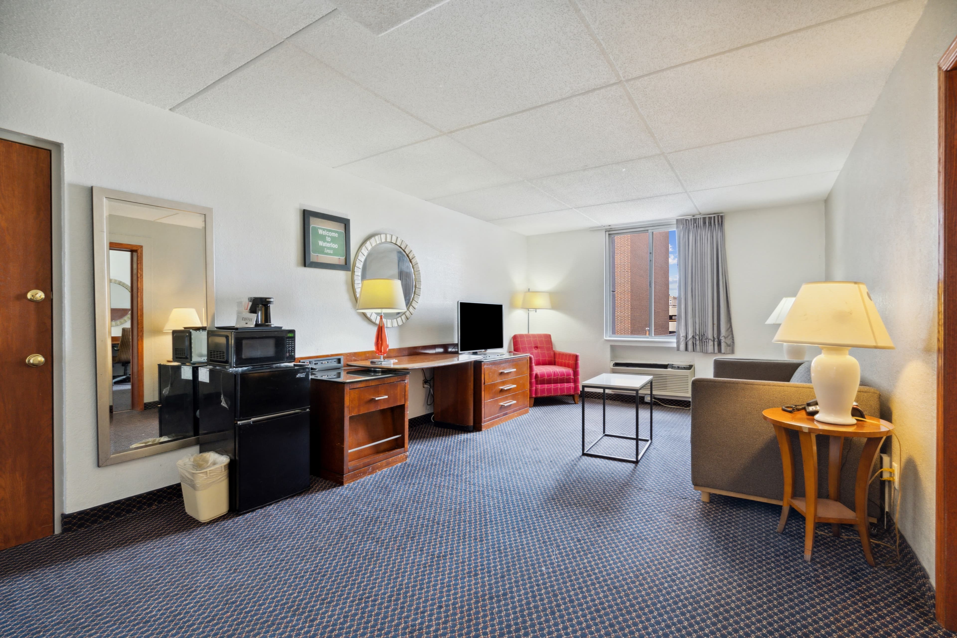 Econo Lodge Inn & Suites Waterloo Downtown — 9