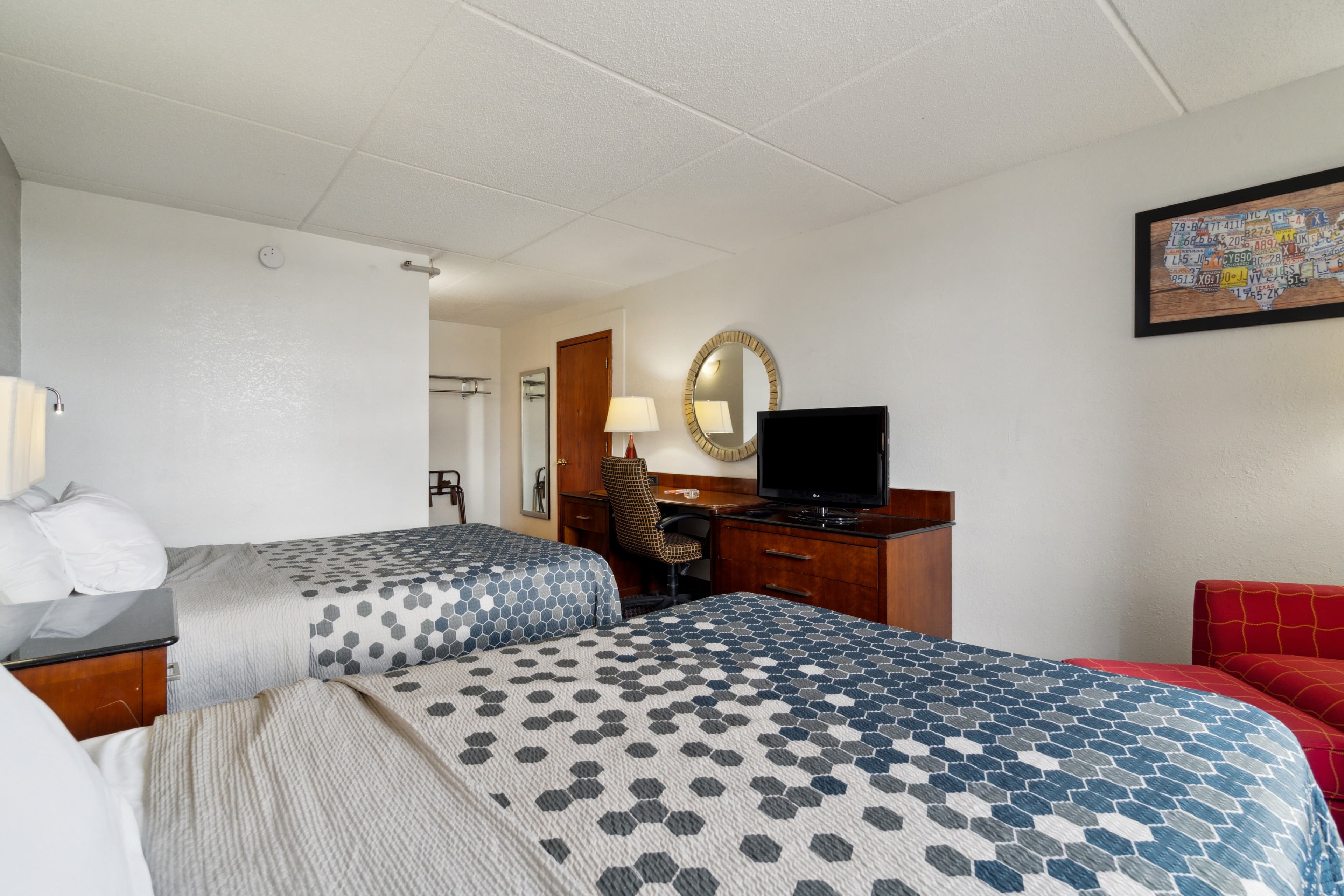 Econo Lodge Inn & Suites Waterloo Downtown — 8