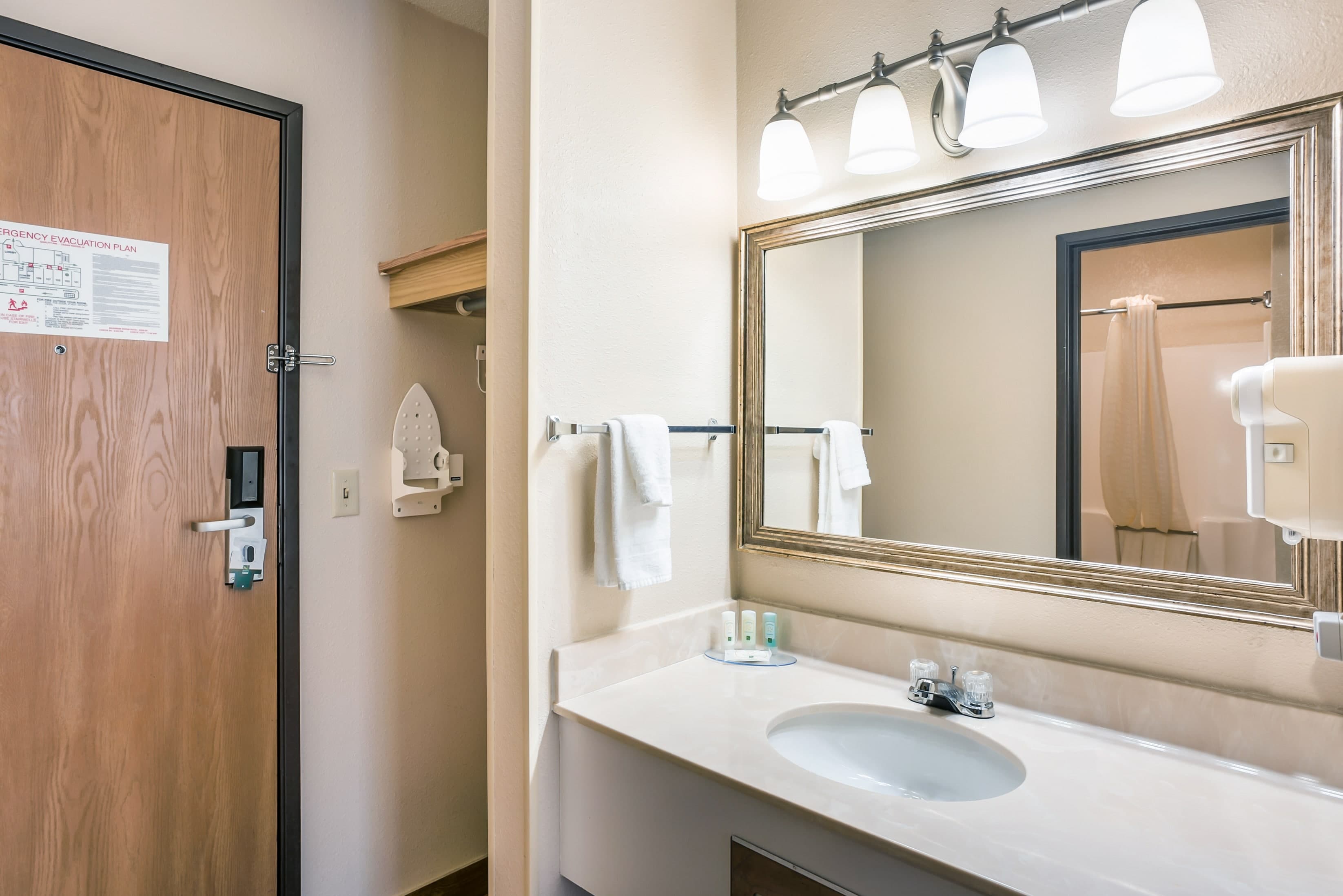 Quality Inn Cedar Rapids South - Image 5