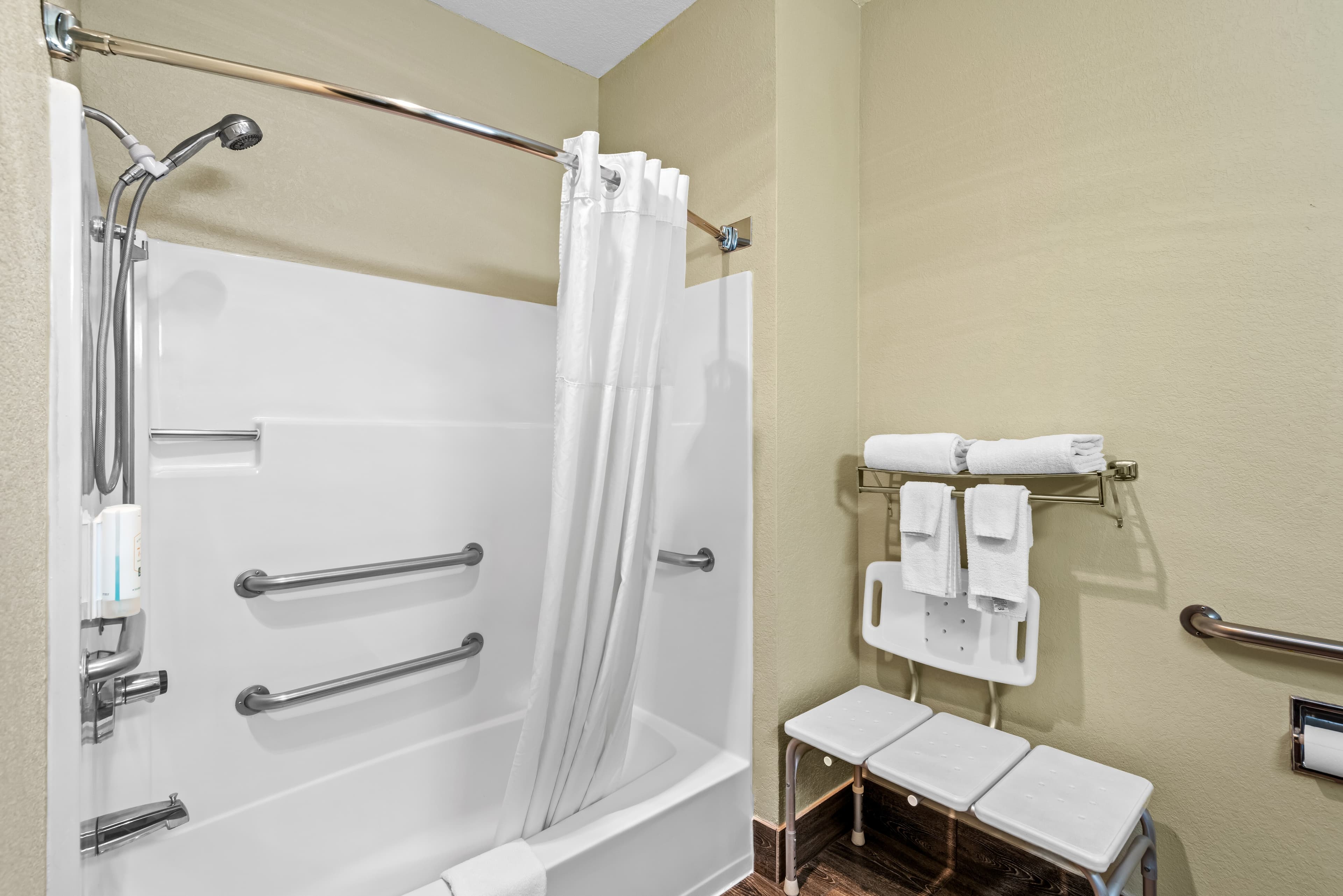 Quality Inn & Suites Des Moines Airport - Image 4