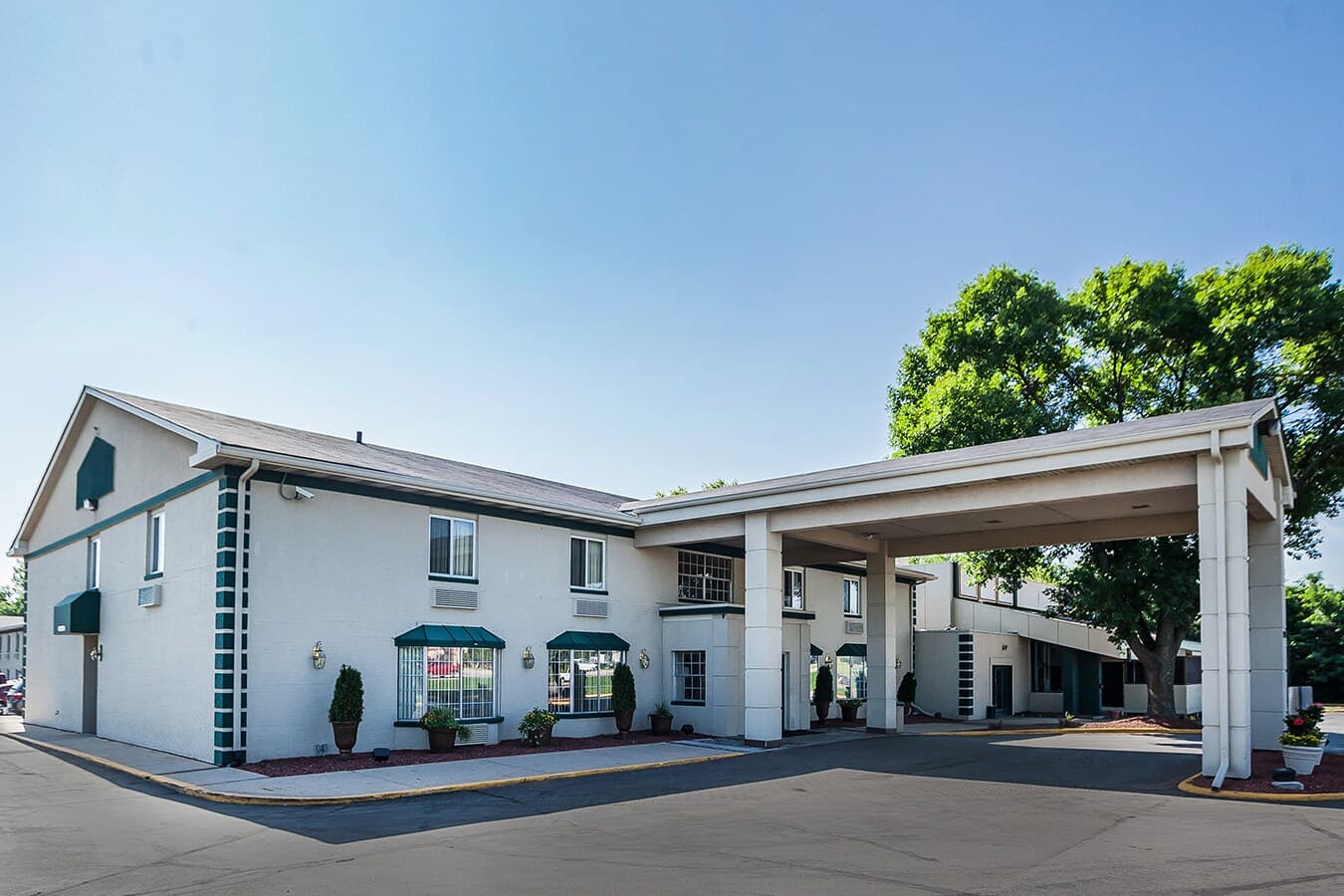 Quality Inn & Suites Des Moines - Merle Hay Road - Image 1