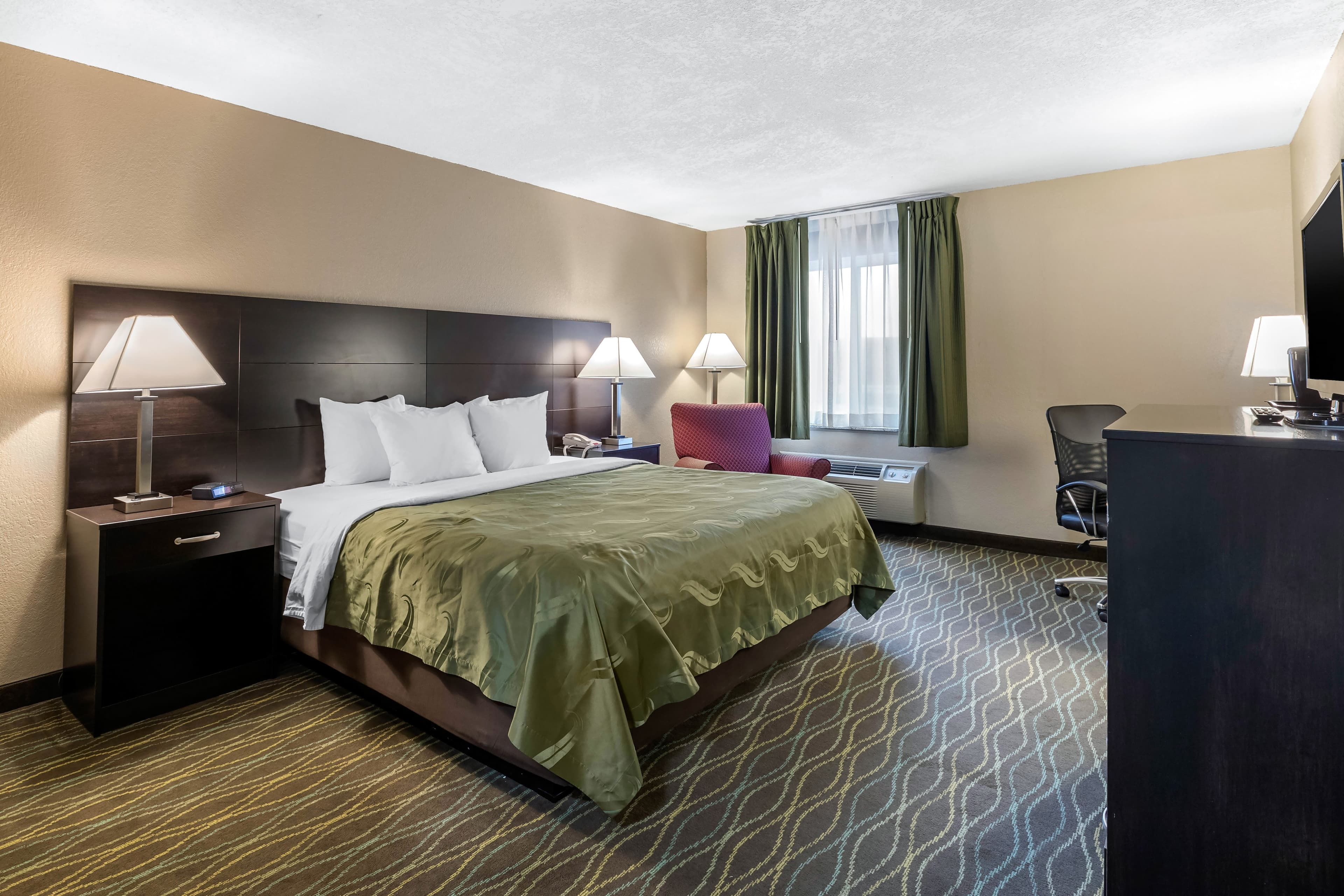 Quality Inn & Suites Des Moines - Merle Hay Road - Image 2
