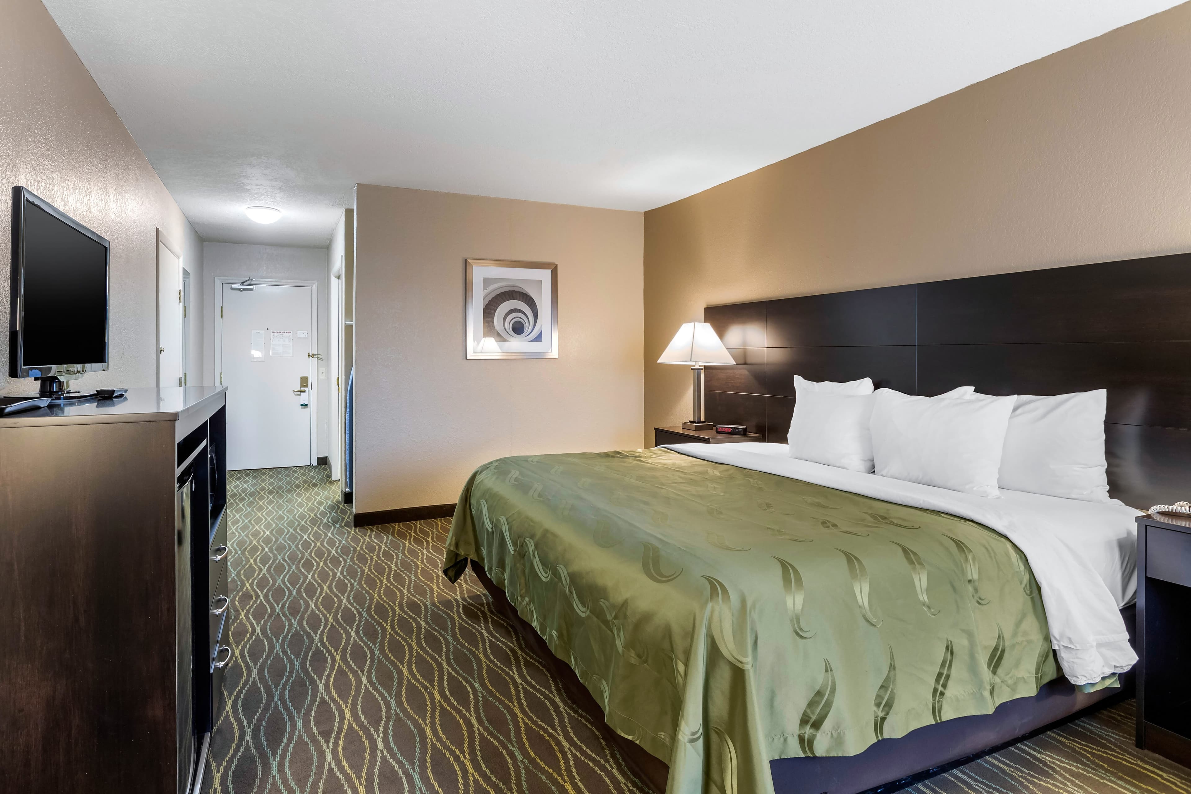Quality Inn & Suites Des Moines - Merle Hay Road - Image 3