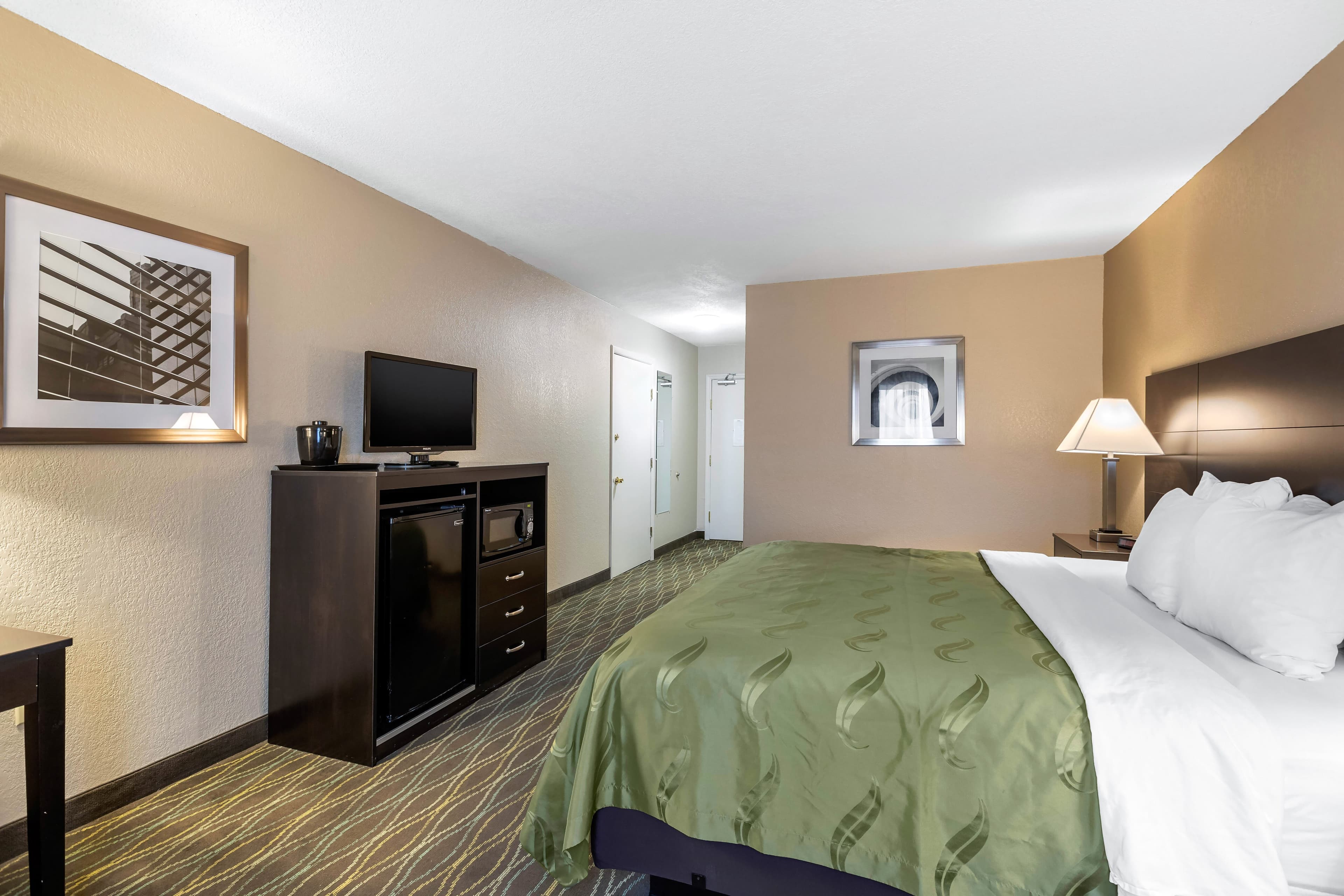 Quality Inn & Suites Des Moines - Merle Hay Road - Image 5