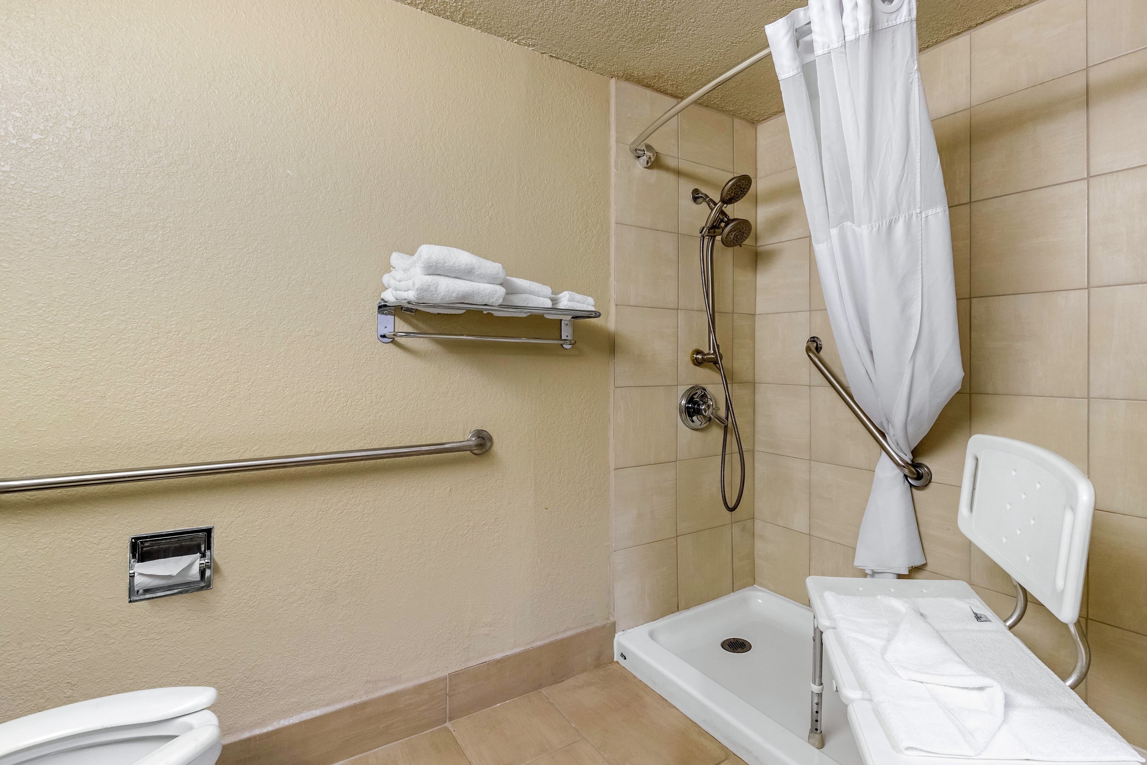 Quality Inn & Suites Des Moines - Merle Hay Road — 6