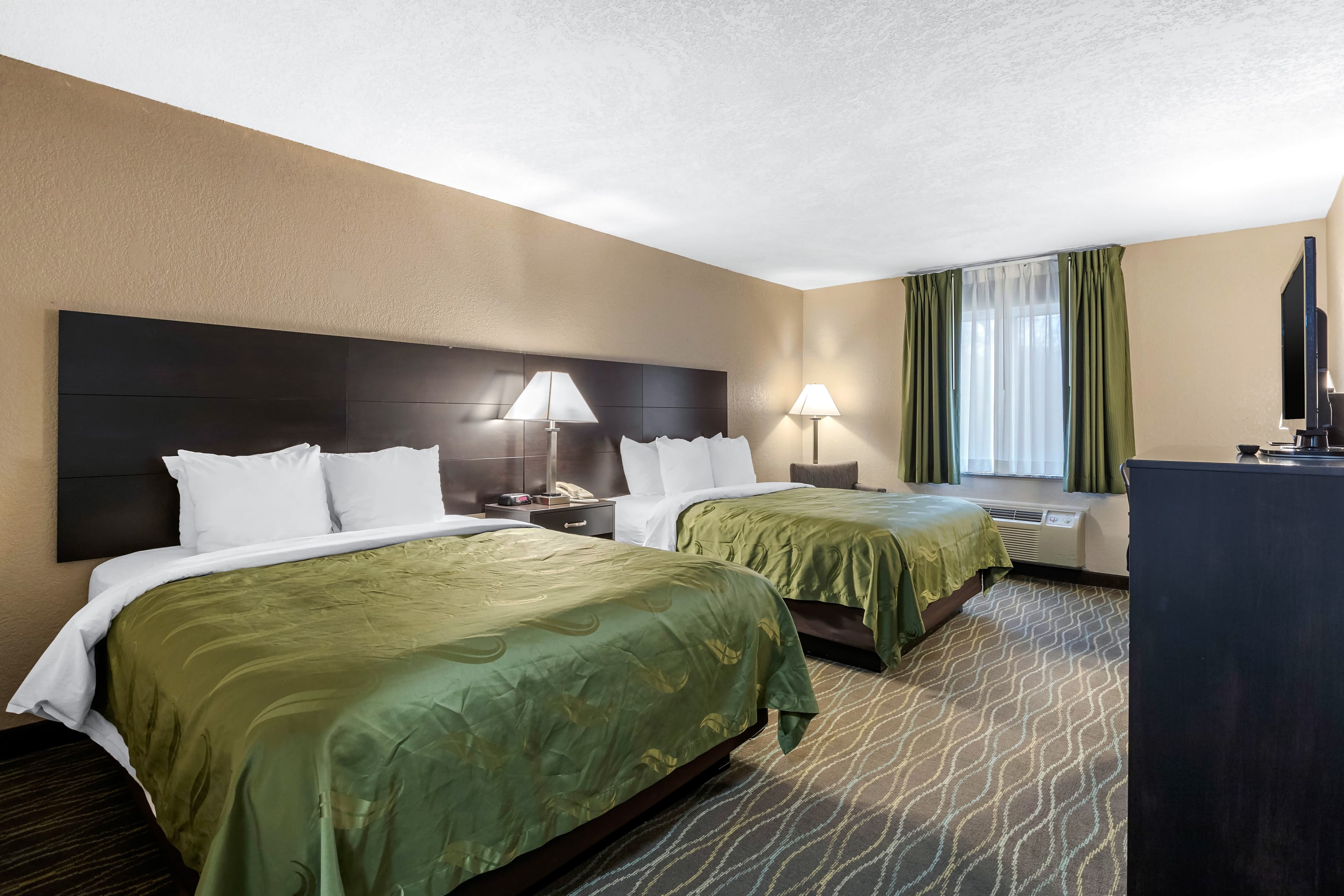 Quality Inn & Suites Des Moines - Merle Hay Road — 7