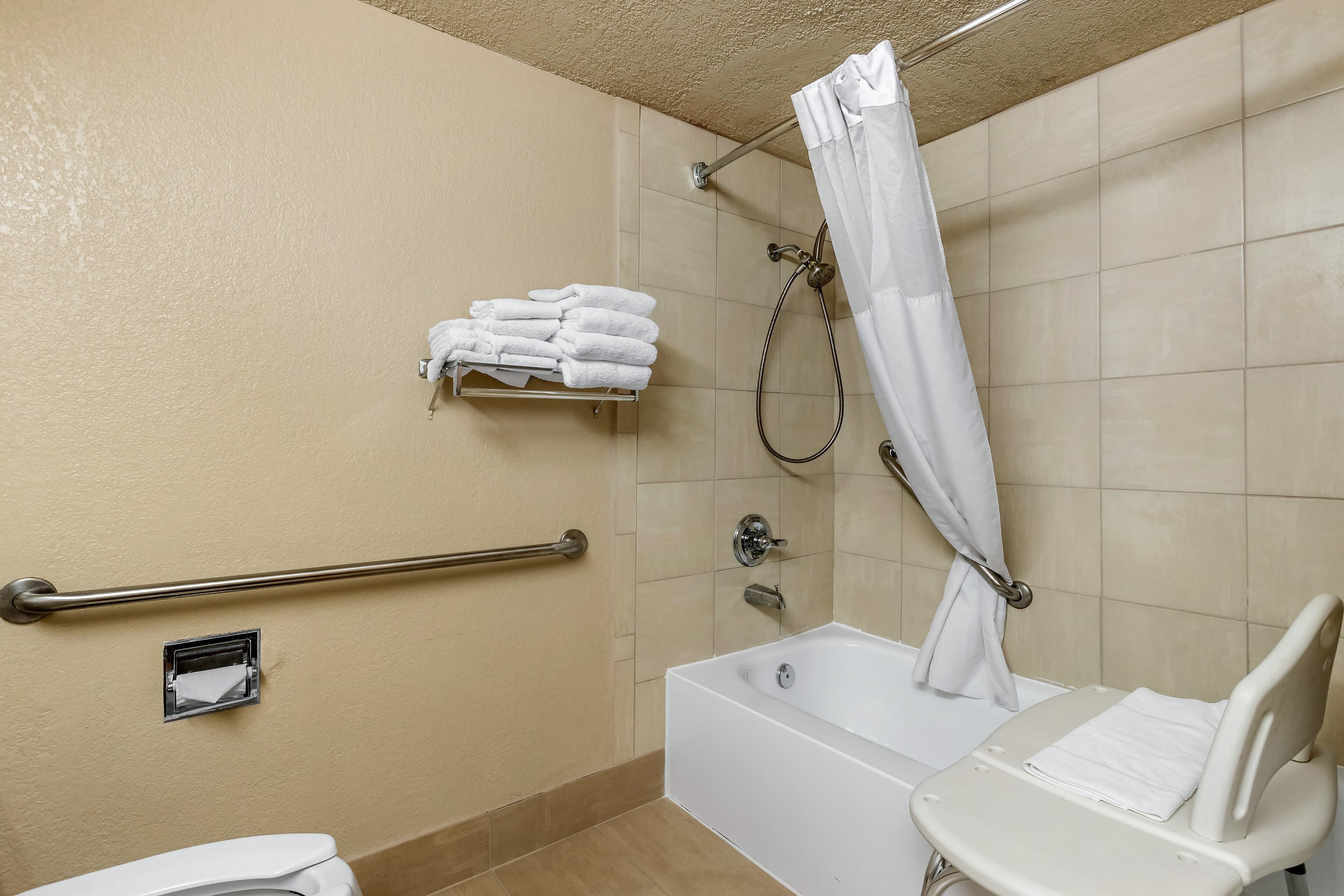 Quality Inn & Suites Des Moines - Merle Hay Road — 11