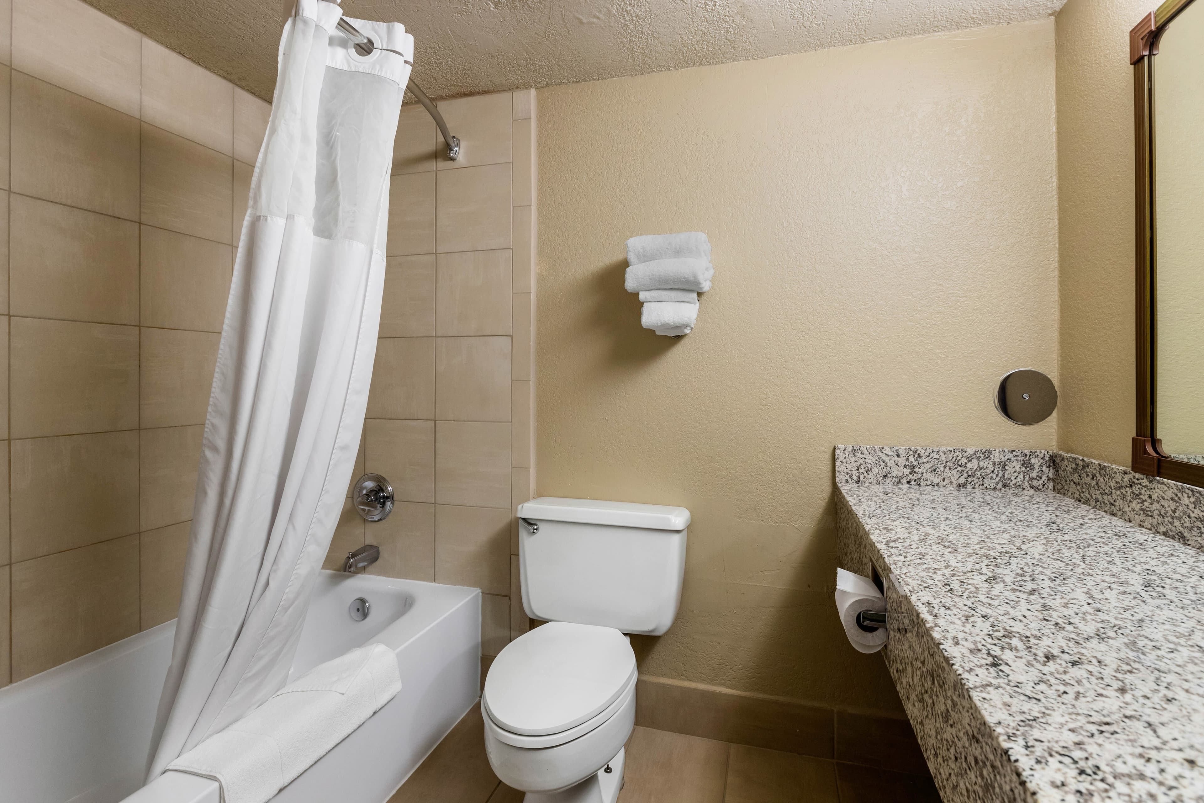 Quality Inn & Suites Des Moines - Merle Hay Road — 16