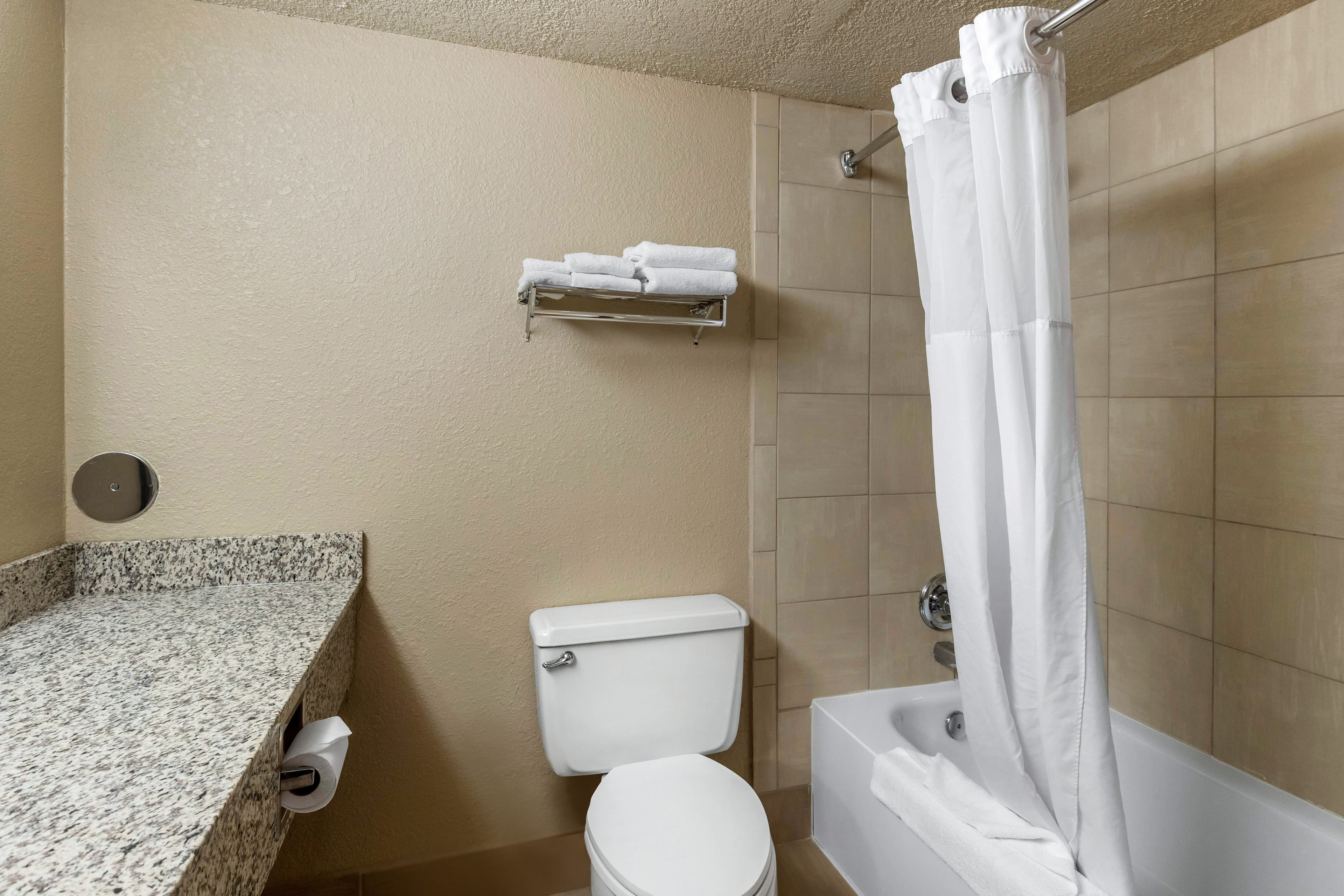 Quality Inn & Suites Des Moines - Merle Hay Road — 21