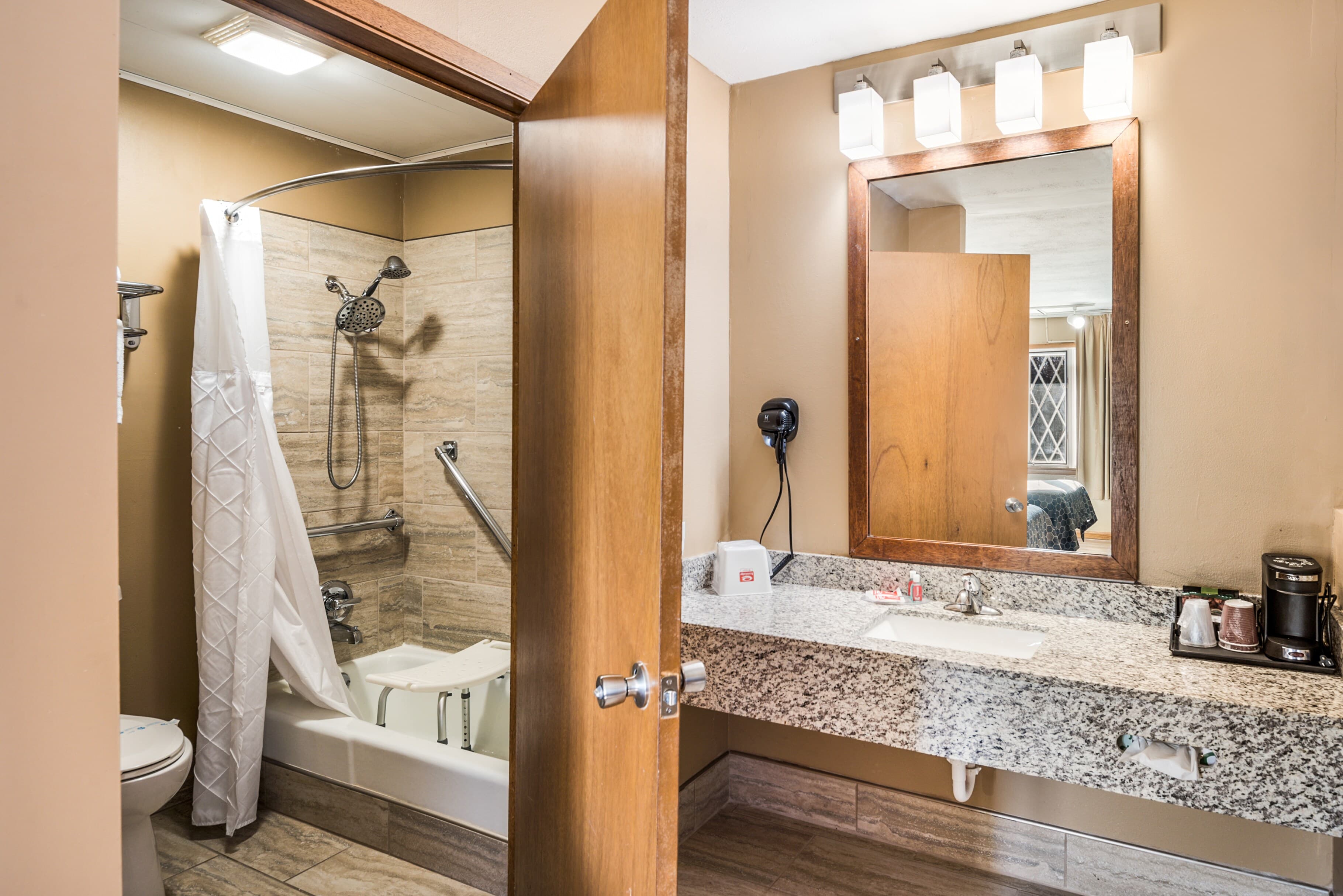 Econo Lodge Oskaloosa — 16