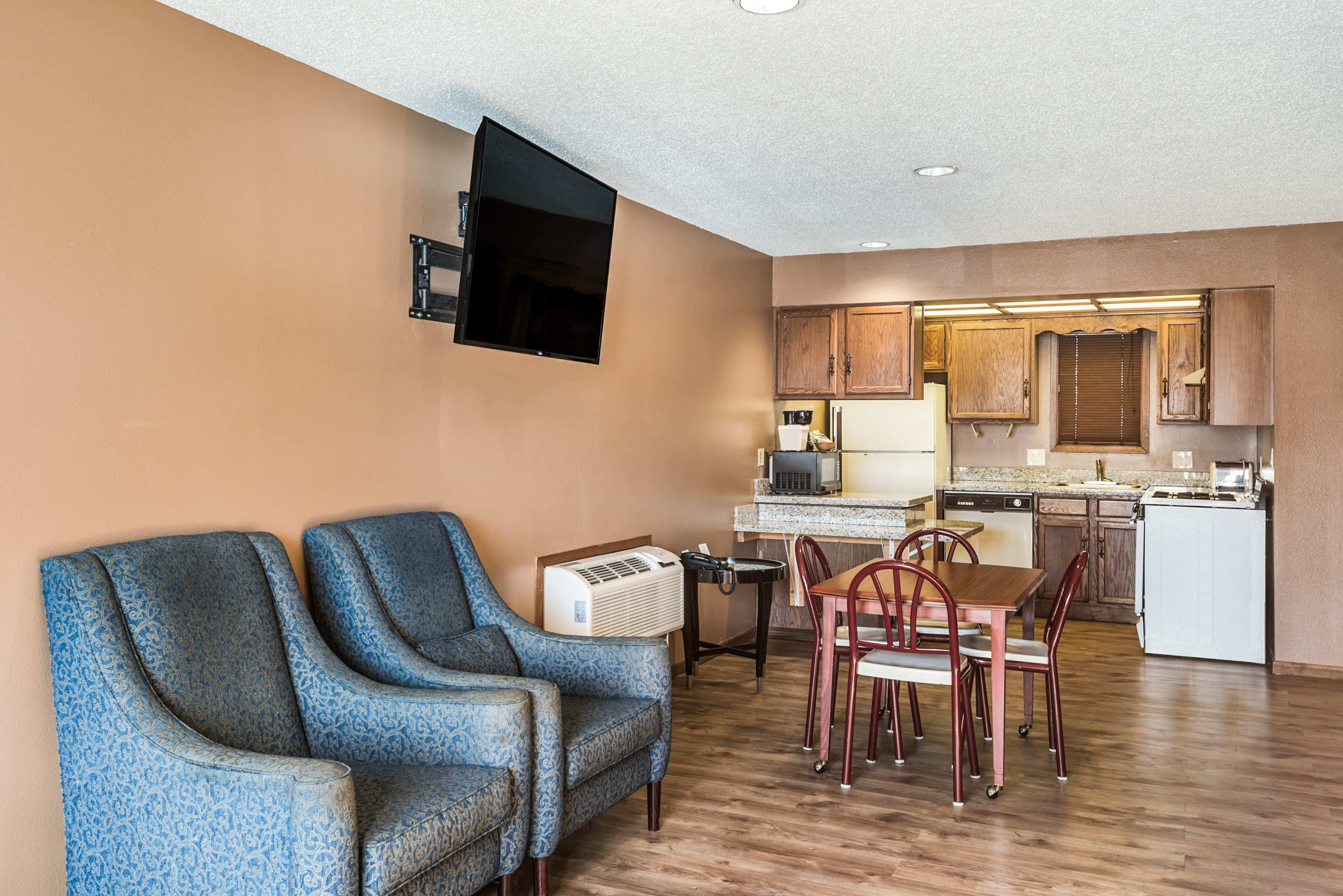 Econo Lodge Oskaloosa — 4
