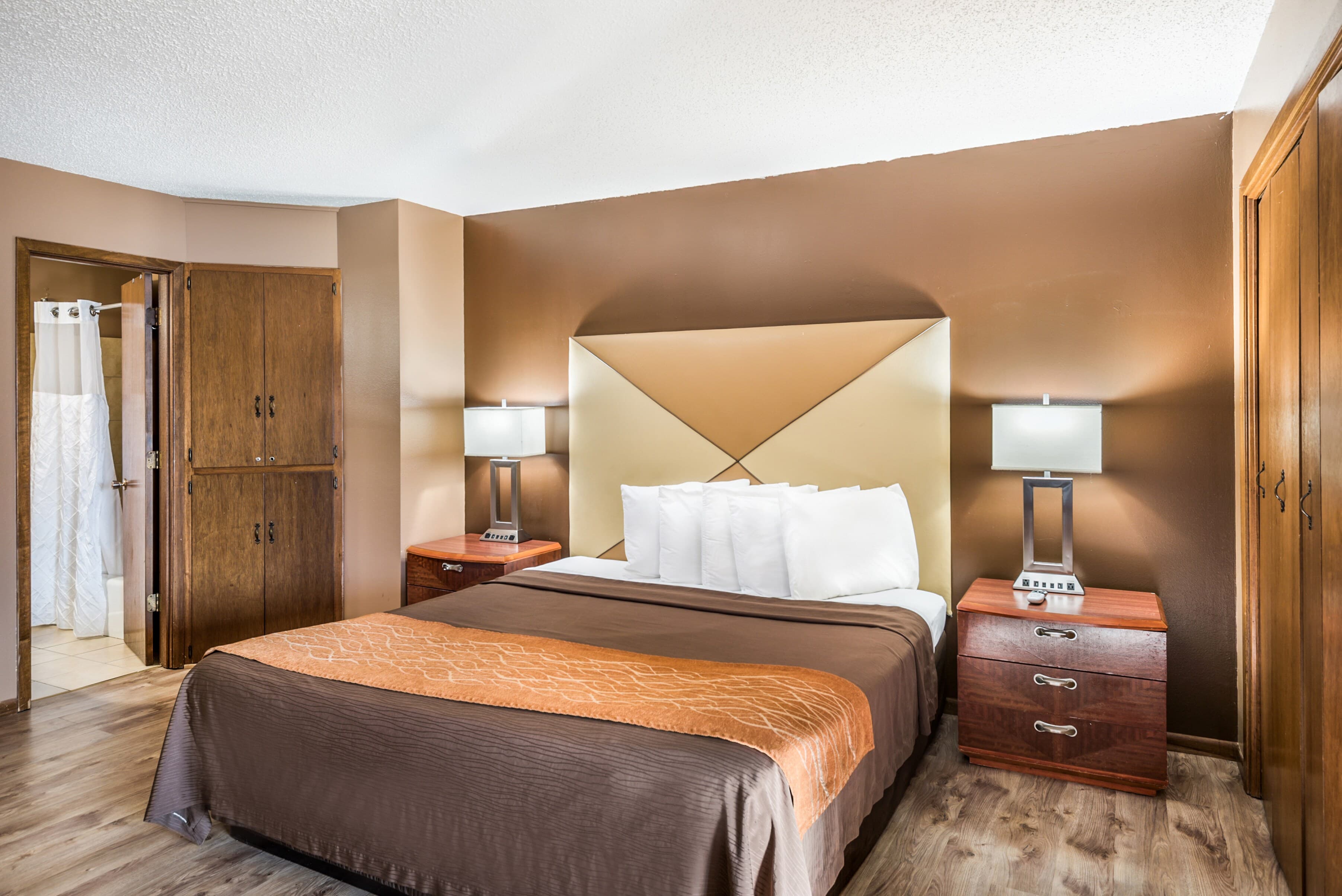 Econo Lodge Oskaloosa — 6