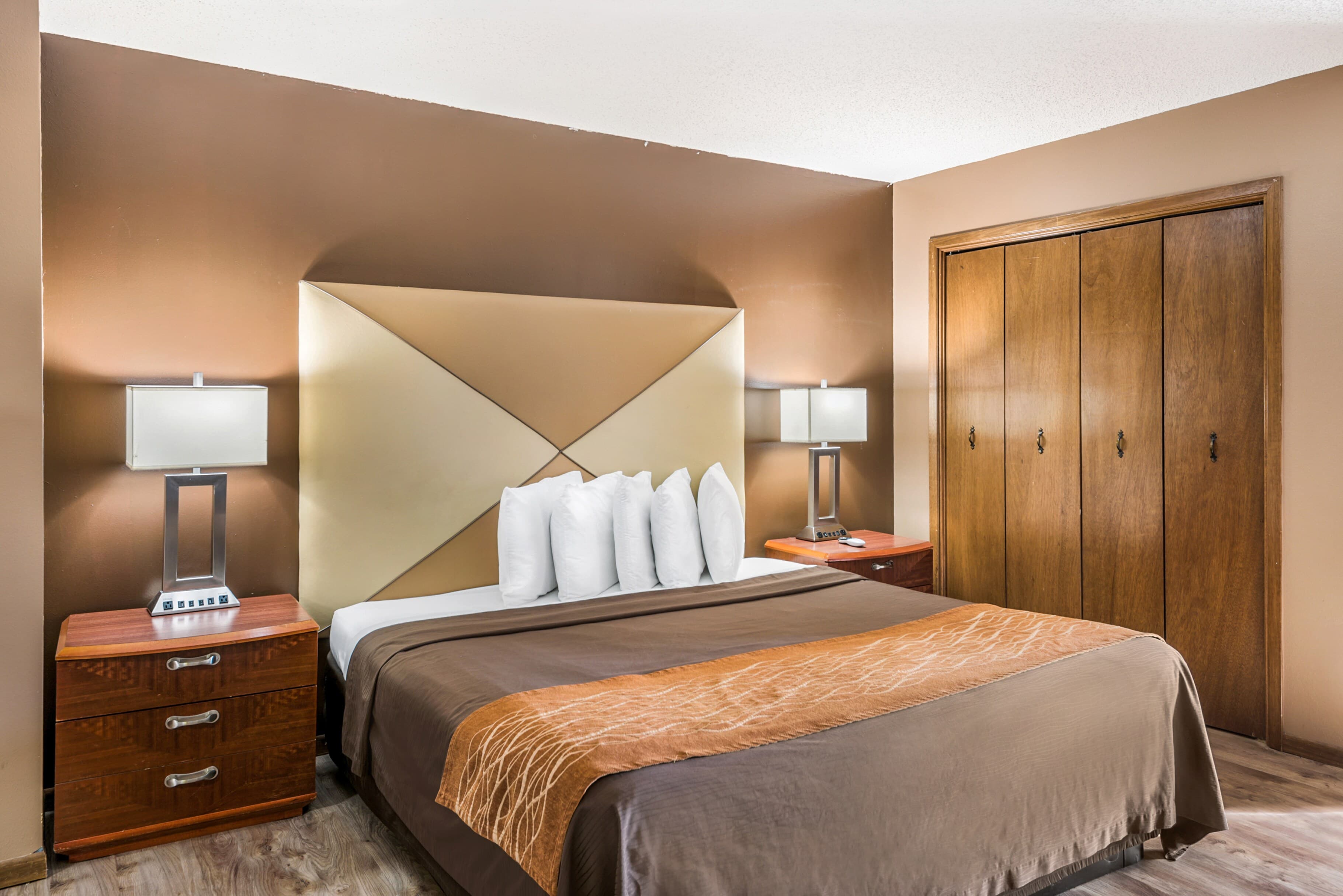 Econo Lodge Oskaloosa — 7