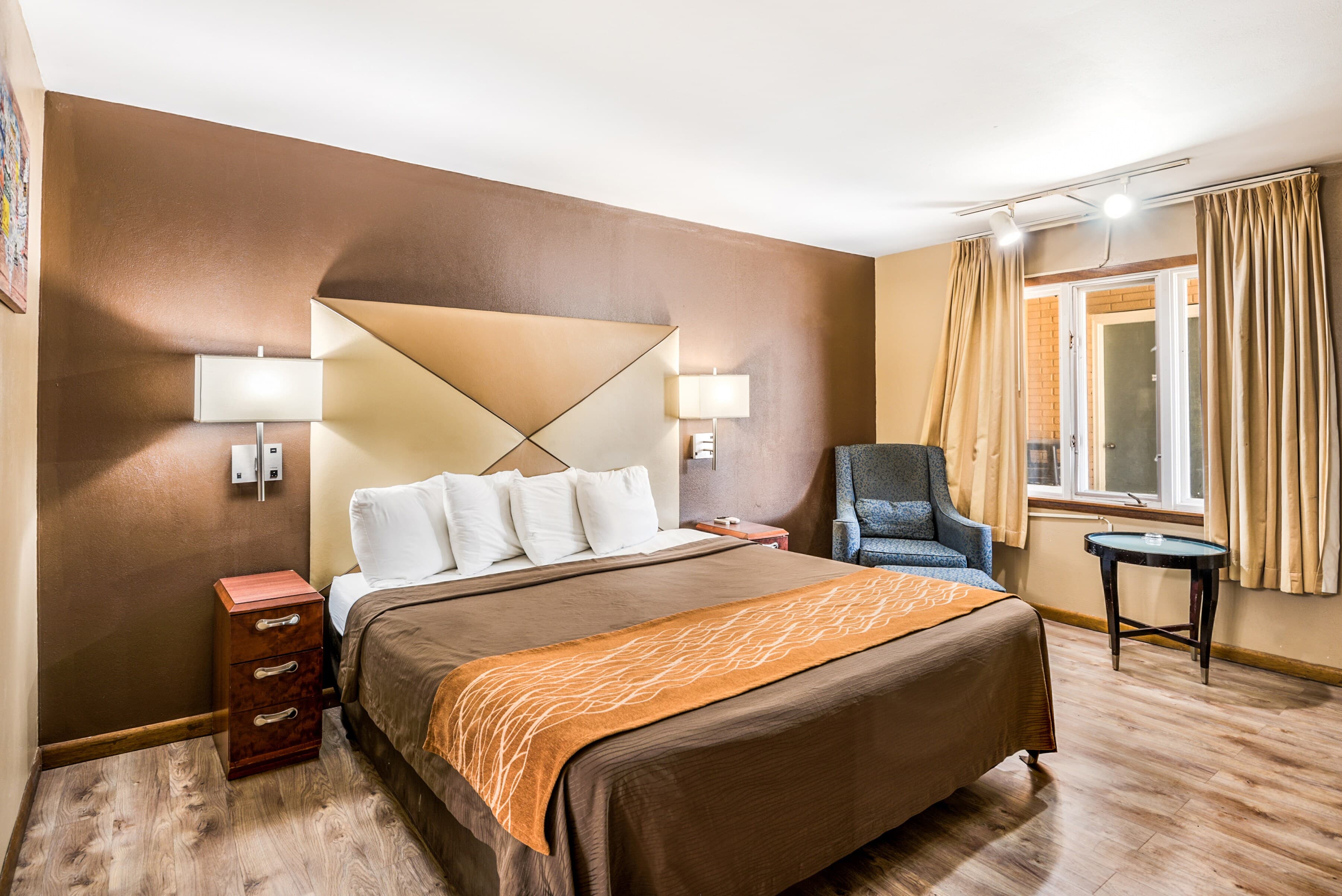Econo Lodge Oskaloosa — 17