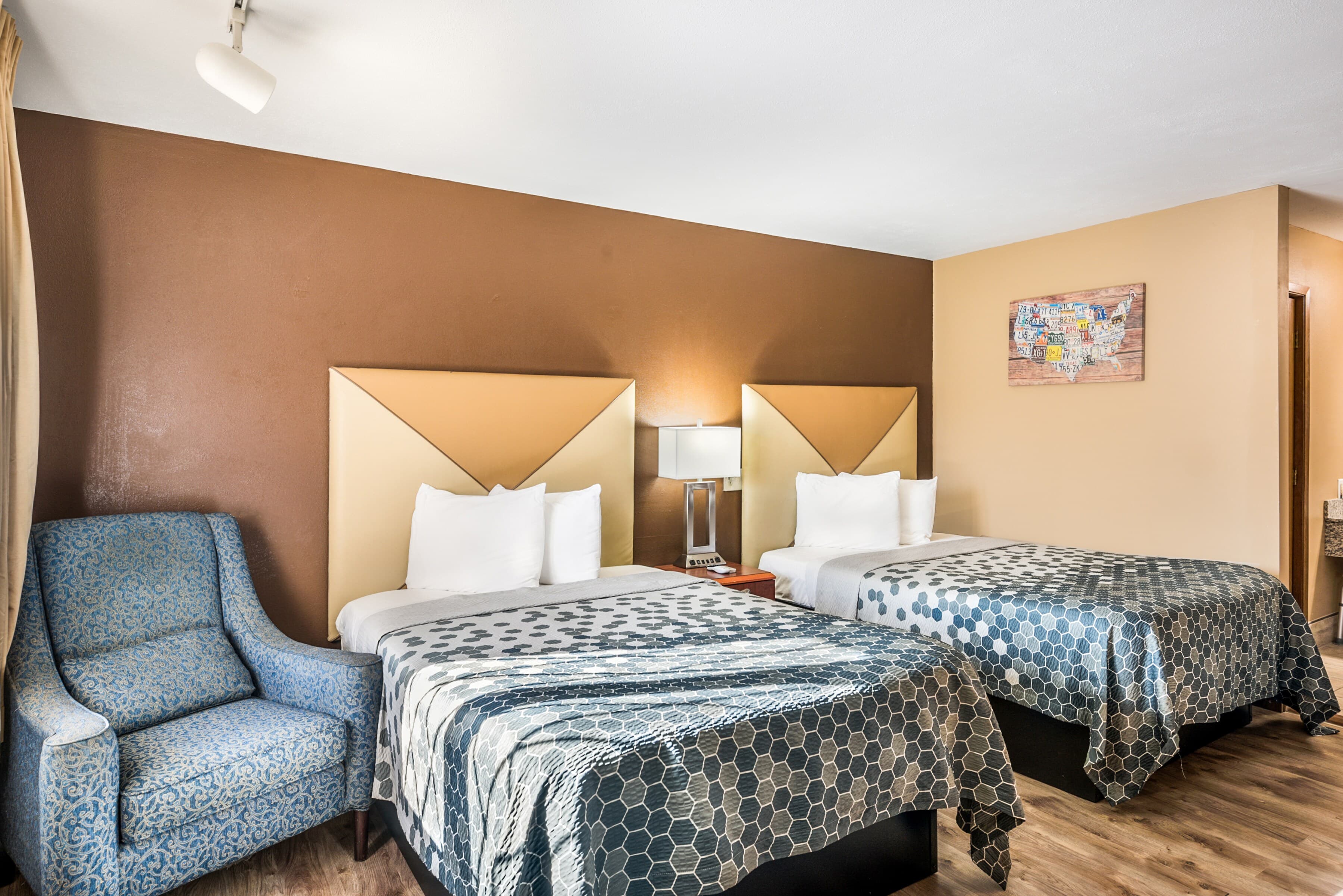 Econo Lodge Oskaloosa — 13