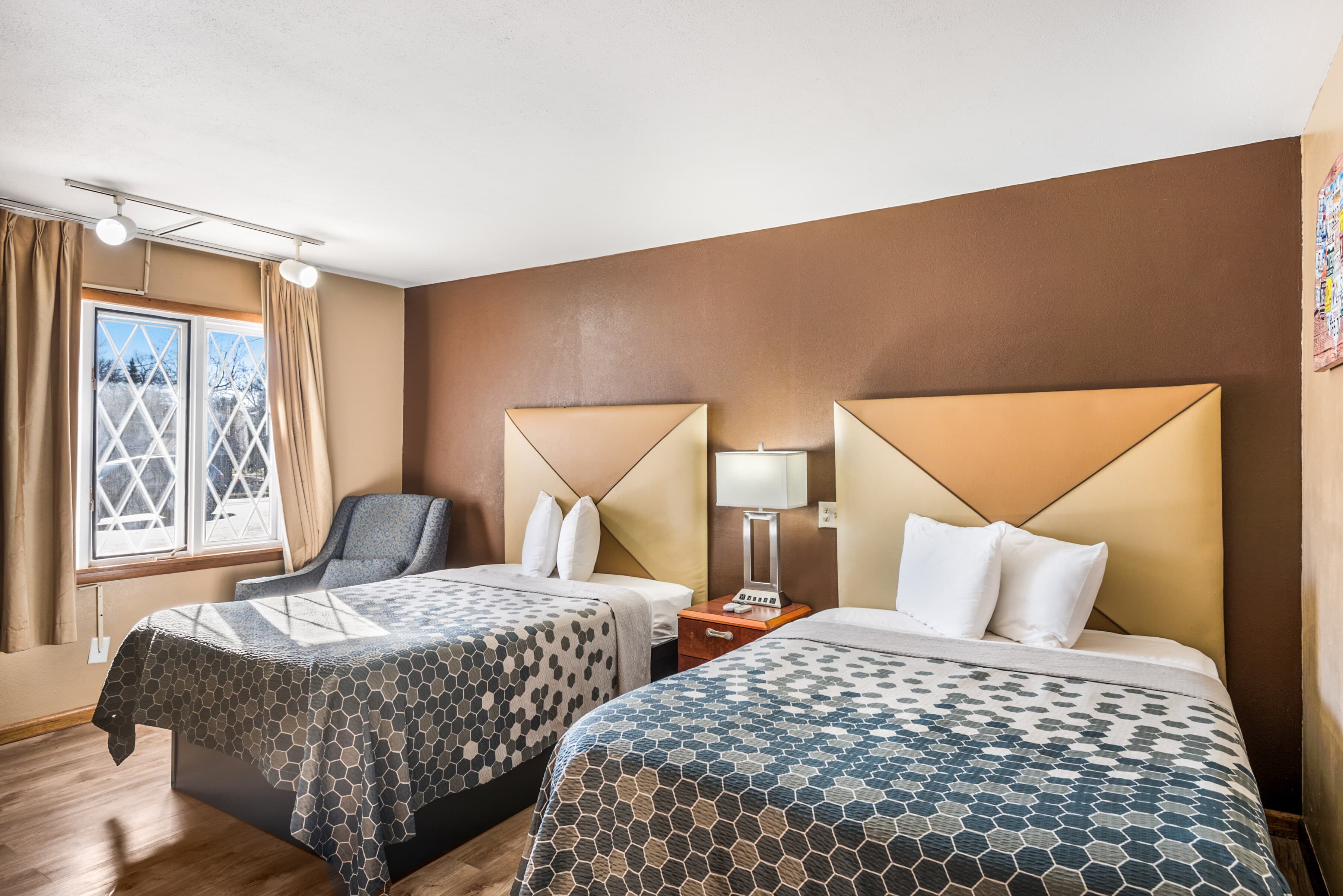 Econo Lodge Oskaloosa — 14