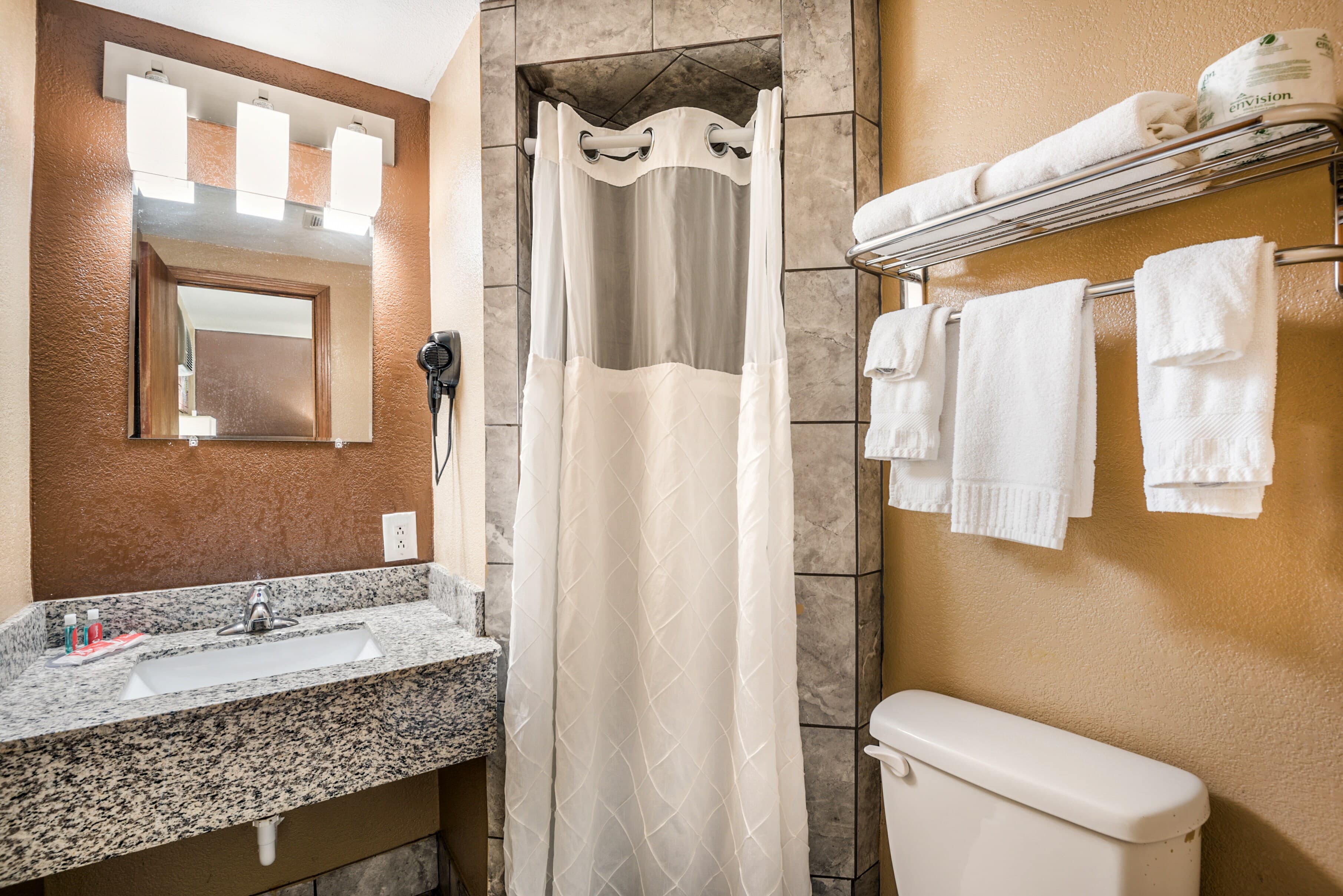 Econo Lodge Oskaloosa — 9