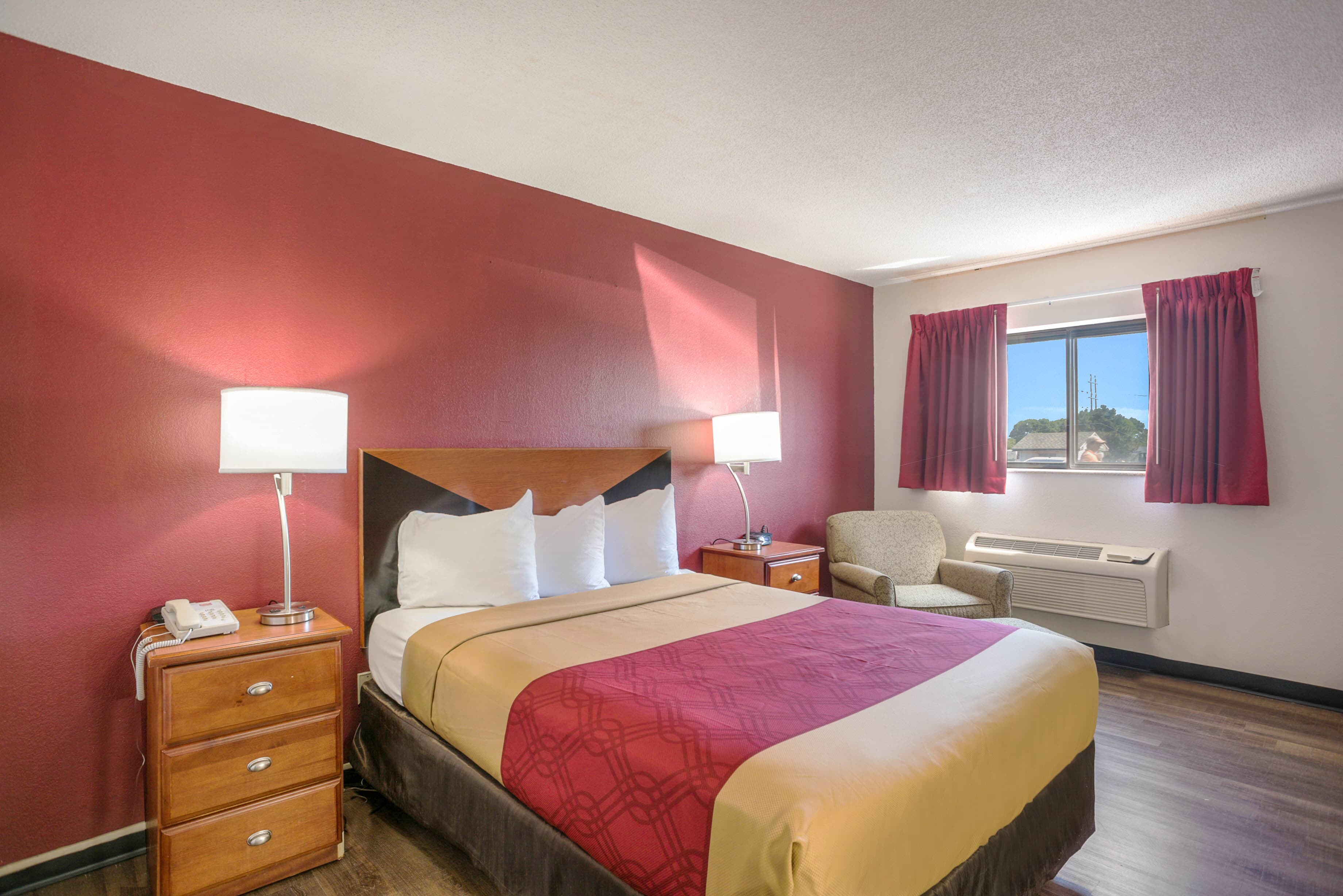 Econo Lodge Cedar Rapids South - Image 2