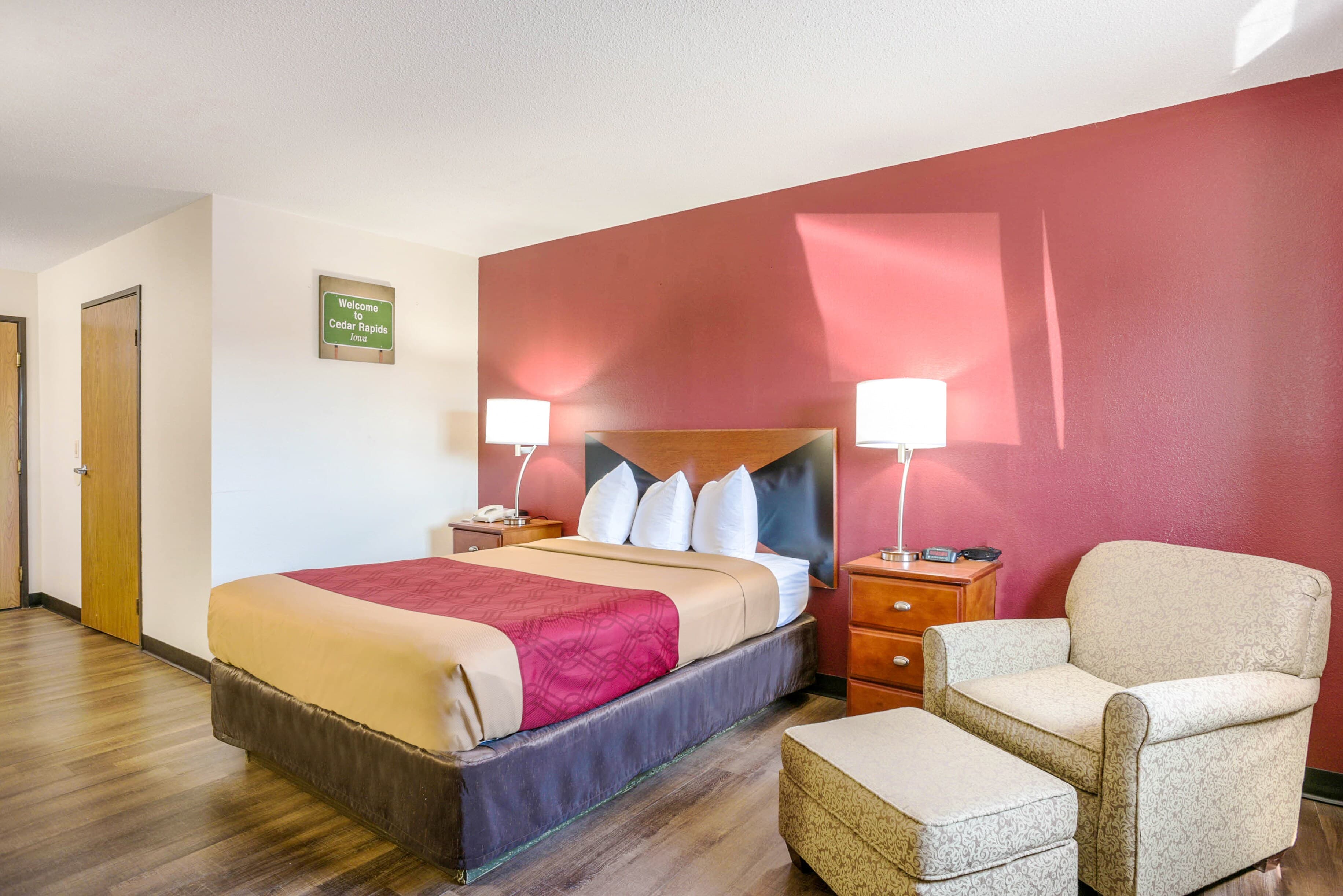Econo Lodge Cedar Rapids South - Image 3
