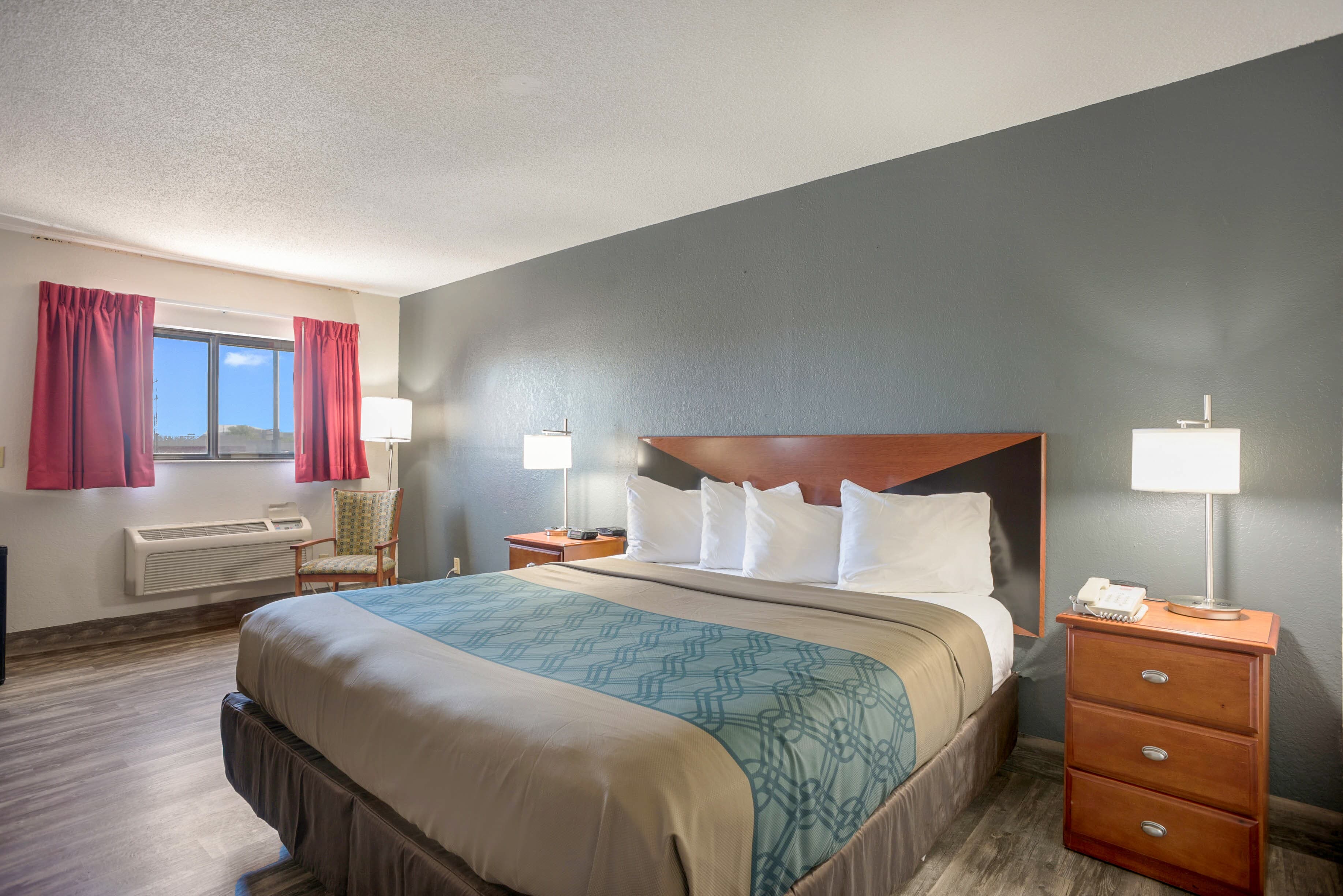 Econo Lodge Cedar Rapids South — 6
