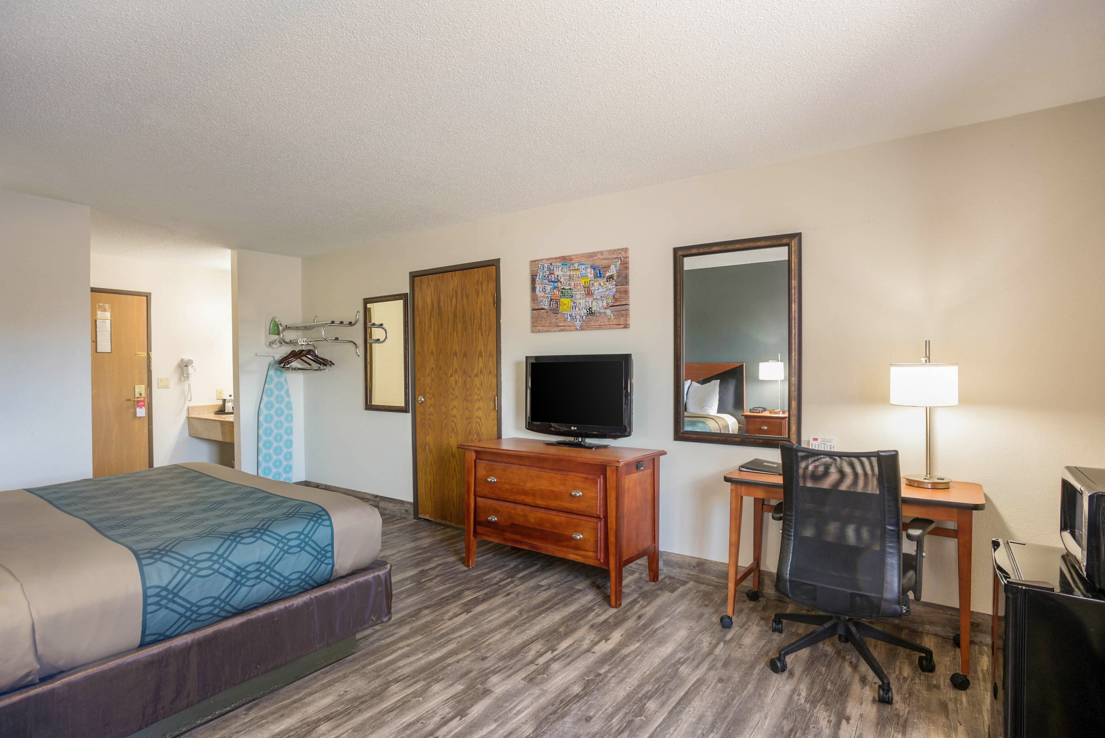 Econo Lodge Cedar Rapids South — 7