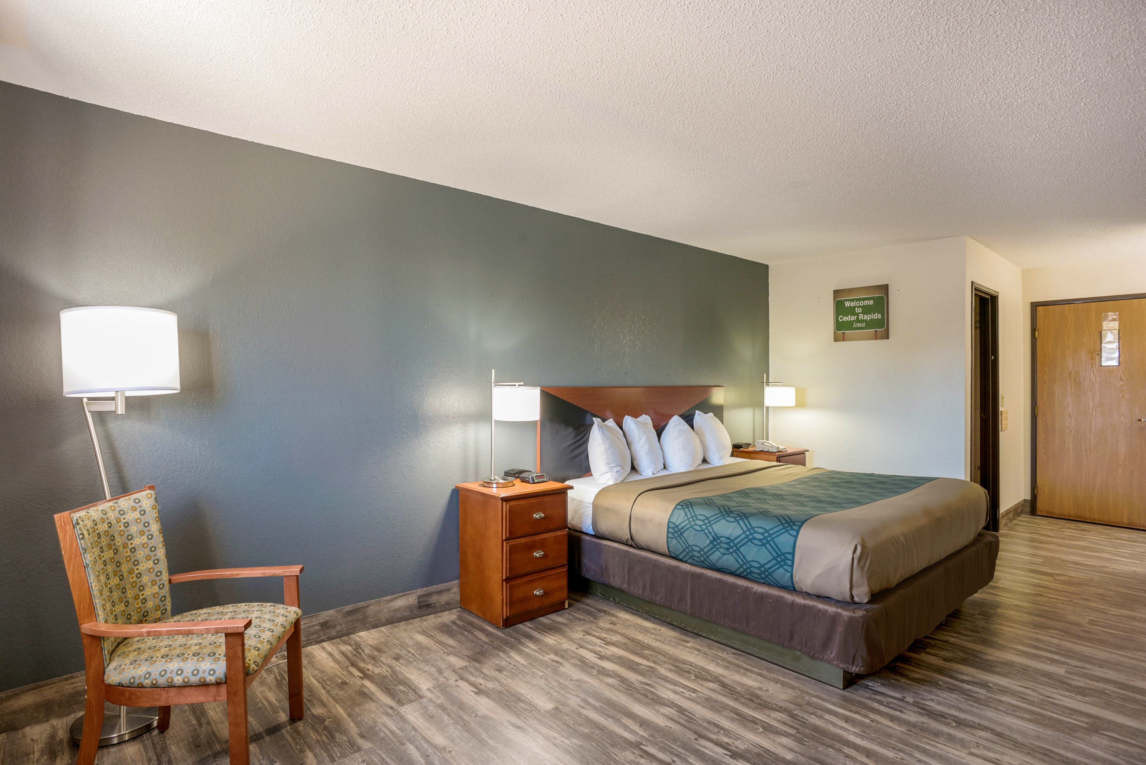 Econo Lodge Cedar Rapids South — 8